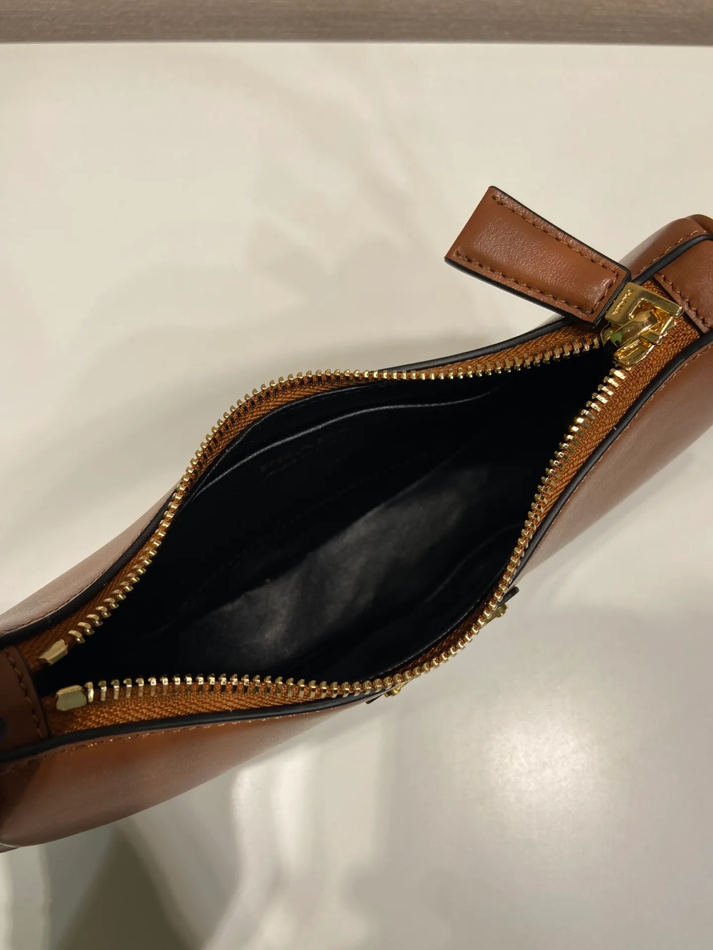 💰1520🎉Moon handbag🎉1BC199/small size, double shoulder strap🎉🎉 This simple Moon handbag uses cowhide to bring out the modern and versatile charm. The curved body design is equipped with 2 long/short adjustable shoulder straps, making it easy to change the shape at will. It is equipped with imported lambskin inside, and the metal accessories add a bright style. The upper body effect is very cool/fashionable. It is another popular style that will never go out of style🎉Babies, hurry up and get it🎉 Length 18x height 16x bottom 5cm