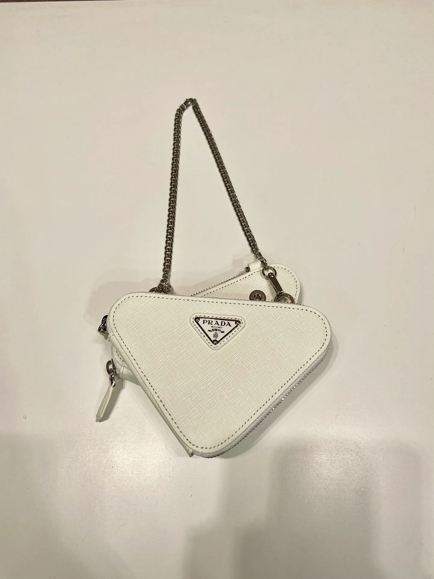 💰920🎉Twin triangle bag🎉1NR015 white😘 This two-in-one twin bag has a very unique design and can be disassembled into 2 bags🎉🎉, it’s perfect🎉🎉, one can be carried by hand and the other can be worn as a crossbody. It can also be combined😘😘Another hot new product🎉 If you like babies, hurry up and get it🎉🎉 Length 15x height 10x bottom 5cm🎉🎉🎉👏👏👏