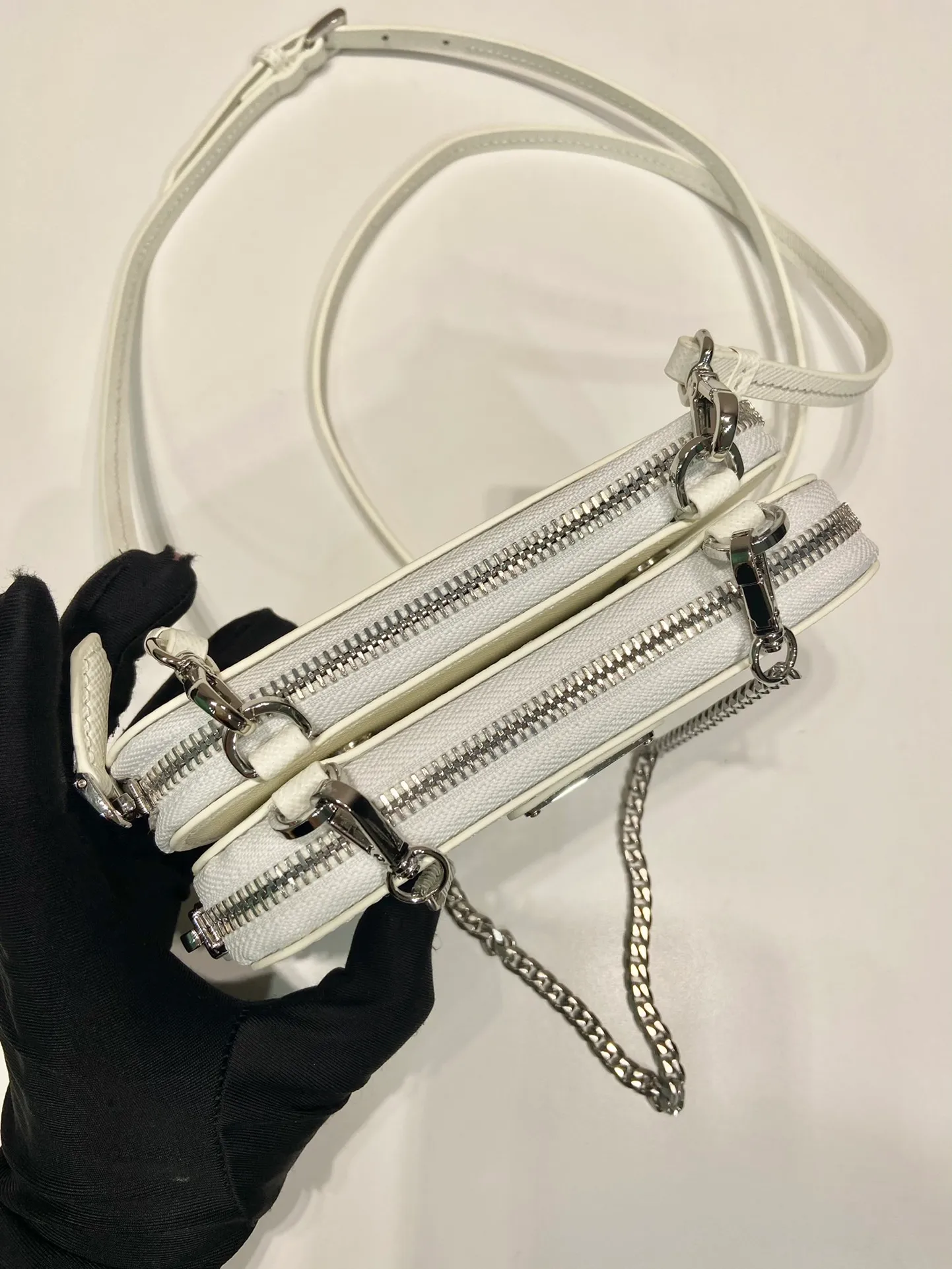 💰920🎉Twin triangle bag🎉1NR015 white😘 This two-in-one twin bag has a very unique design and can be disassembled into 2 bags🎉🎉, it’s perfect🎉🎉, one can be carried by hand and the other can be worn as a crossbody. It can also be combined😘😘Another hot new product🎉 If you like babies, hurry up and get it🎉🎉 Length 15x height 10x bottom 5cm🎉🎉🎉👏👏👏