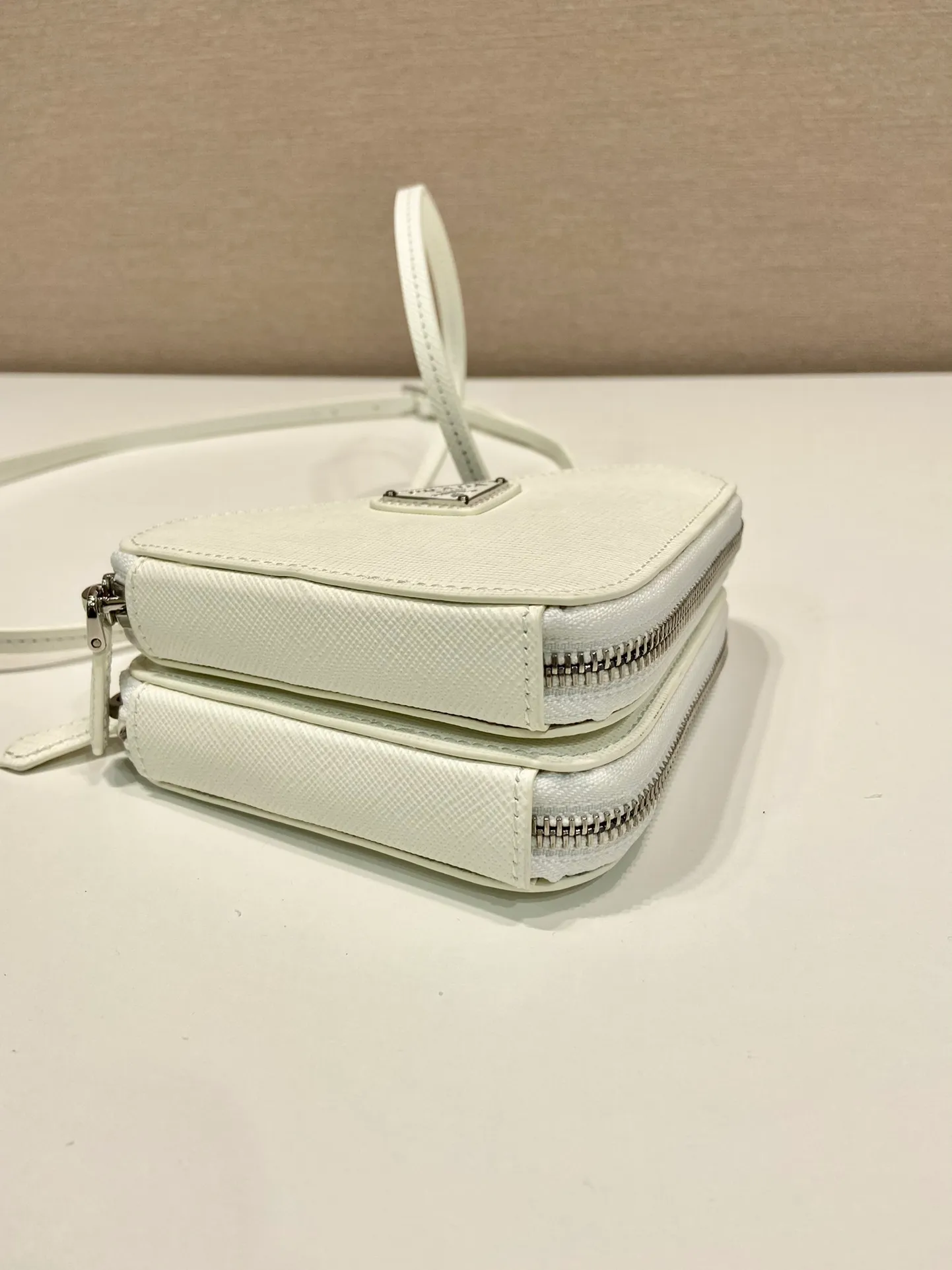 💰920🎉Twin triangle bag🎉1NR015 white😘 This two-in-one twin bag has a very unique design and can be disassembled into 2 bags🎉🎉, it’s perfect🎉🎉, one can be carried by hand and the other can be worn as a crossbody. It can also be combined😘😘Another hot new product🎉 If you like babies, hurry up and get it🎉🎉 Length 15x height 10x bottom 5cm🎉🎉🎉👏👏👏