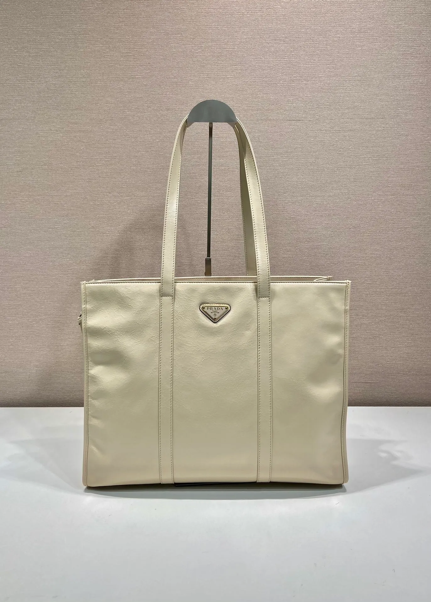 💰1760🎉Oil wax tote bag🎉1BG460🎉🎉 This tote bag is made of imported wax leather. The shiny color exudes a classic atmosphere. It can be carried on the shoulder or in the hand. It has a very large capacity and is easy to use. It is definitely a must-have for fashionistas. Hurry up and take this retro plaid tote bag home! Length 38x Height 30x Bottom 12cm🎉🎉🎉👏👏👏 Length 39x Height 30x Bottom 10cm