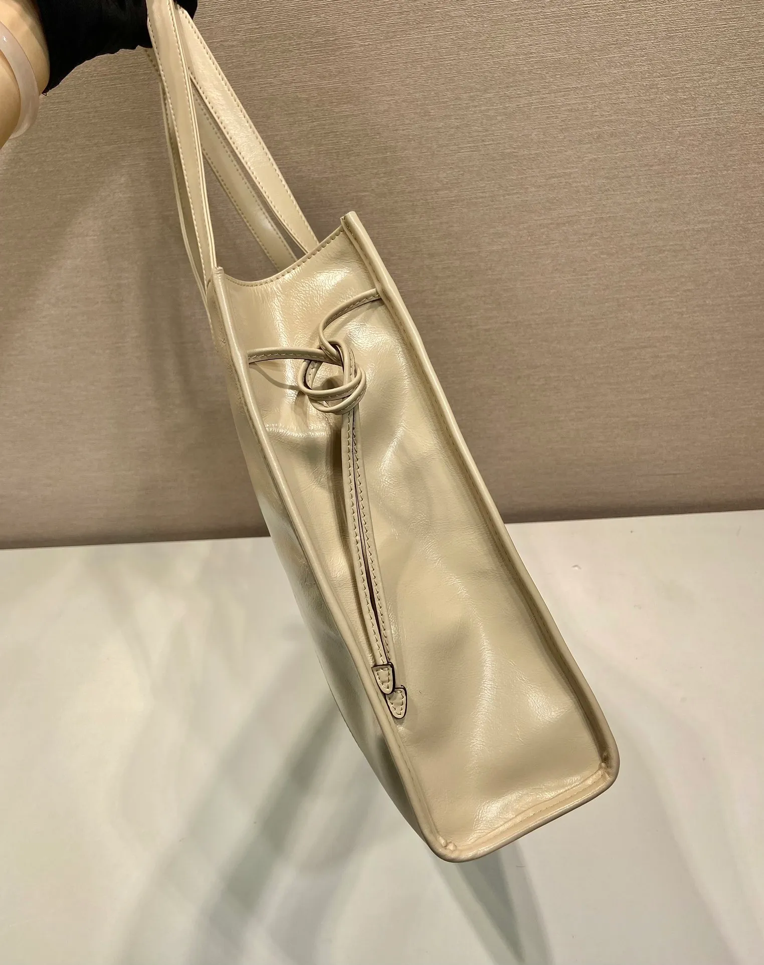 💰1760🎉Oil wax tote bag🎉1BG460🎉🎉 This tote bag is made of imported wax leather. The shiny color exudes a classic atmosphere. It can be carried on the shoulder or in the hand. It has a very large capacity and is easy to use. It is definitely a must-have for fashionistas. Hurry up and take this retro plaid tote bag home! Length 38x Height 30x Bottom 12cm🎉🎉🎉👏👏👏 Length 39x Height 30x Bottom 10cm