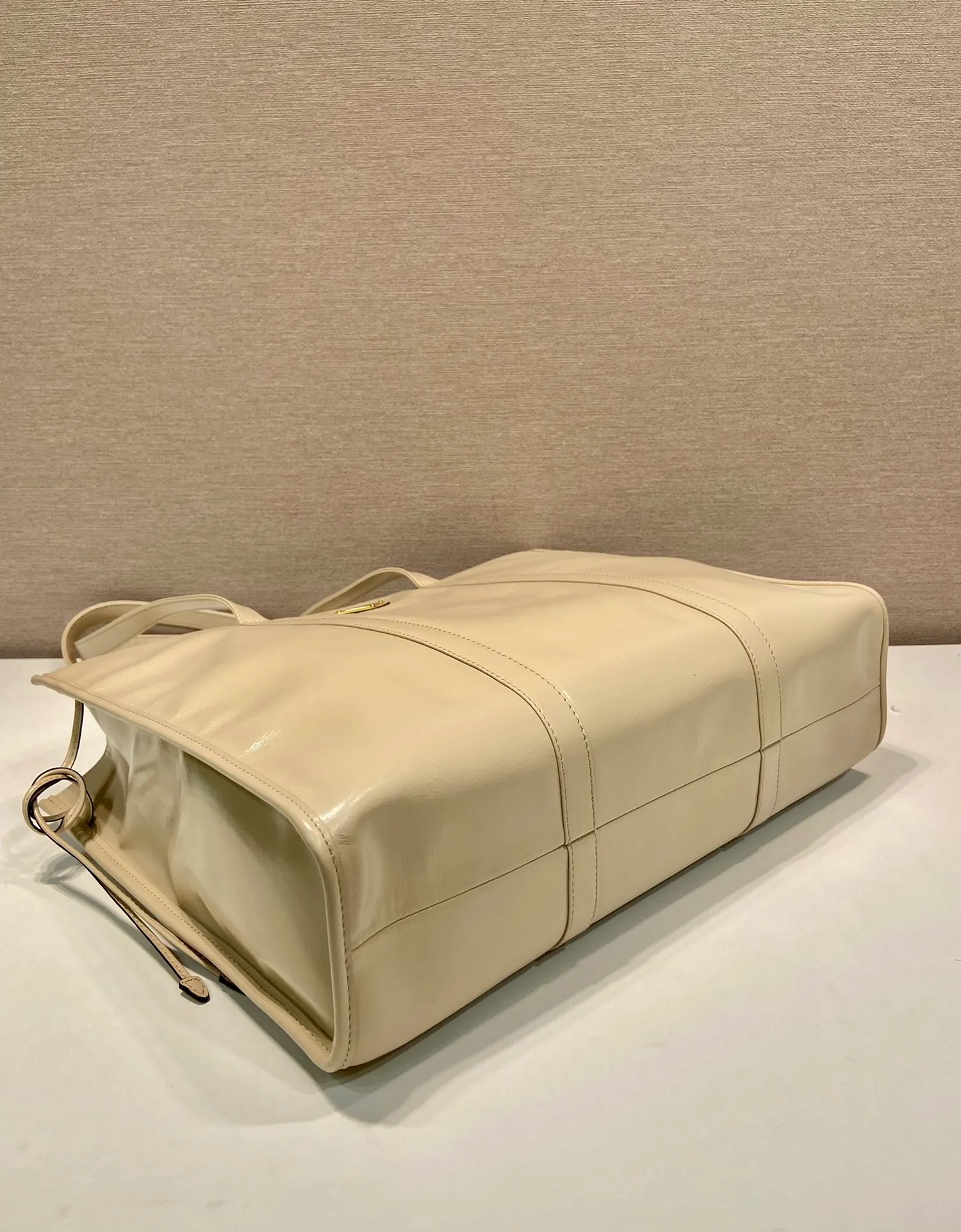 💰1760🎉Oil wax tote bag🎉1BG460🎉🎉 This tote bag is made of imported wax leather. The shiny color exudes a classic atmosphere. It can be carried on the shoulder or in the hand. It has a very large capacity and is easy to use. It is definitely a must-have for fashionistas. Hurry up and take this retro plaid tote bag home! Length 38x Height 30x Bottom 12cm🎉🎉🎉👏👏👏 Length 39x Height 30x Bottom 10cm
