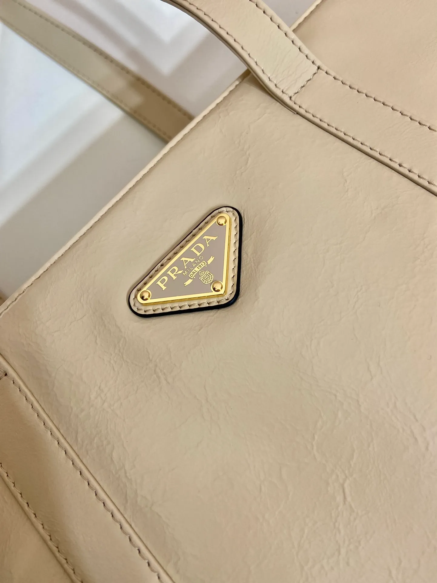 💰1760🎉Oil wax tote bag🎉1BG460🎉🎉 This tote bag is made of imported wax leather. The shiny color exudes a classic atmosphere. It can be carried on the shoulder or in the hand. It has a very large capacity and is easy to use. It is definitely a must-have for fashionistas. Hurry up and take this retro plaid tote bag home! Length 38x Height 30x Bottom 12cm🎉🎉🎉👏👏👏 Length 39x Height 30x Bottom 10cm