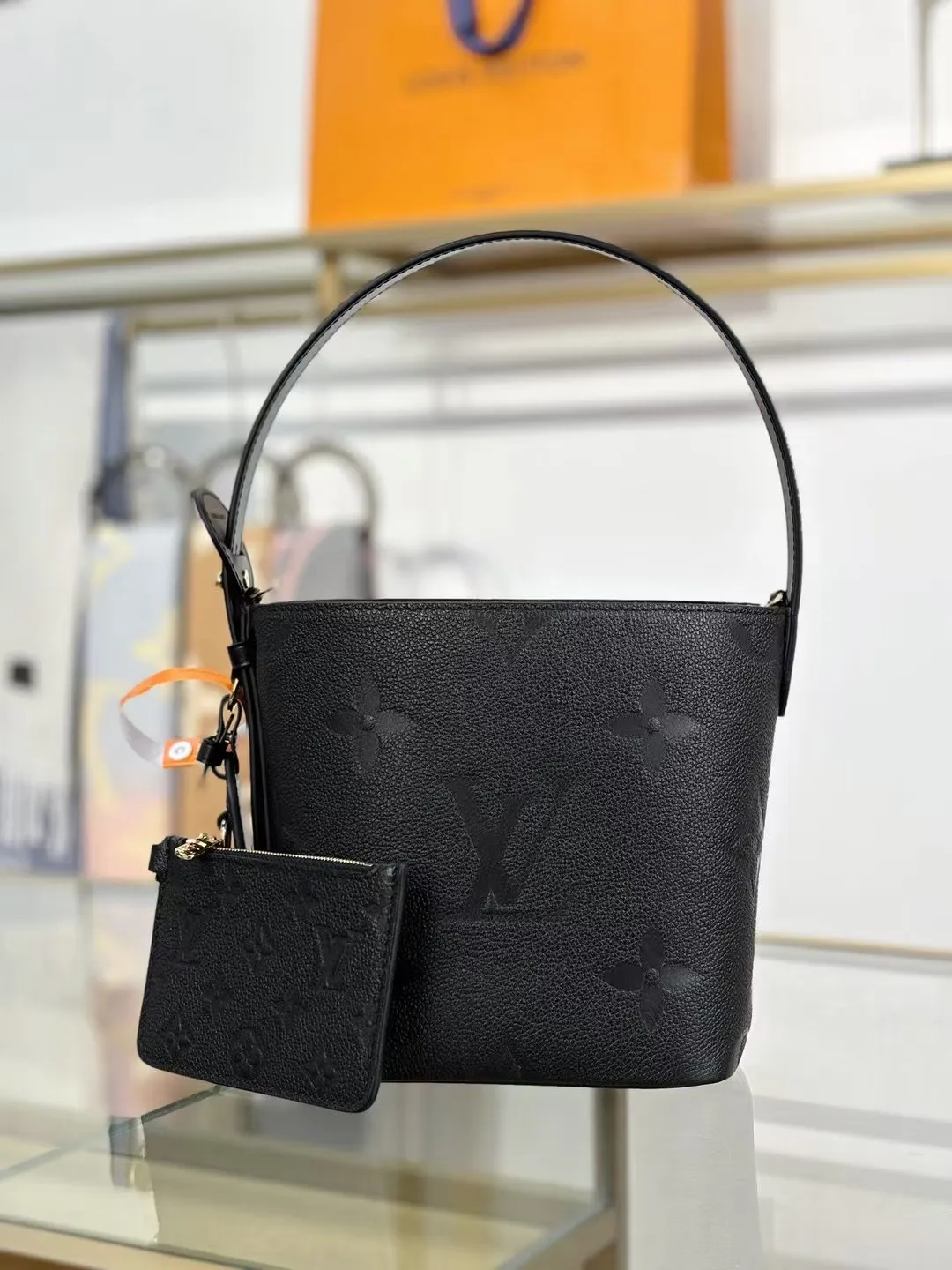 P¥1460👉nfc163C01 dynamic chip👈 [100% MB special grade original leather, all steel hardware, original leather] This All In BB handbag integrates modern design concepts into elegant silhouette and ample space. Monogram Empreinte leather craftsmanship creates a simple bucket bag structure, the iconic nameplate and metal padlock highlight the exquisite details, and the adjustable handle pays homage to the brand's trunk-making heritage. Embossed grained cow leather - Cow leather trim - Textile lining - Metal hardware - Magnetic and hook closure - Removable zippered interior pocket - A brand name - Padlock - Holds your smartphone, keys, Zippy wallet and headphones - Shoulder strap: non-detachable, adjustable! ! Model: M13480; Size: 16x18x12CM