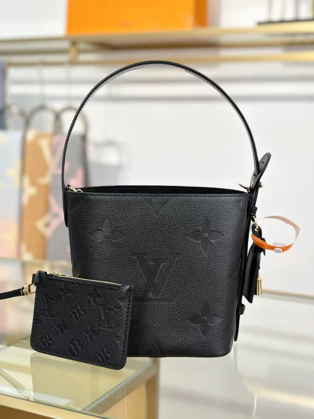 P¥1460👉nfc163C01 dynamic chip👈 [100% MB special grade original leather, all steel hardware, original leather] This All In BB handbag integrates modern design concepts into elegant silhouette and ample space. Monogram Empreinte leather craftsmanship creates a simple bucket bag structure, the iconic nameplate and metal padlock highlight the exquisite details, and the adjustable handle pays homage to the brand's trunk-making heritage. Embossed grained cow leather - Cow leather trim - Textile lining - Metal hardware - Magnetic and hook closure - Removable zippered interior pocket - A brand name - Padlock - Holds your smartphone, keys, Zippy wallet and headphones - Shoulder strap: non-detachable, adjustable! ! Model: M13480; Size: 16x18x12CM