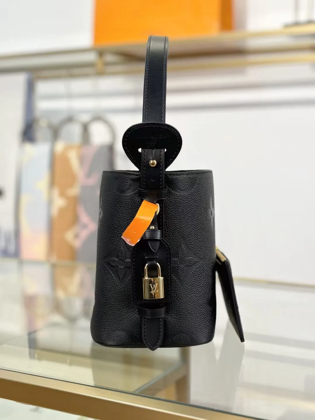 P¥1460👉nfc163C01 dynamic chip👈 [100% MB special grade original leather, all steel hardware, original leather] This All In BB handbag integrates modern design concepts into elegant silhouette and ample space. Monogram Empreinte leather craftsmanship creates a simple bucket bag structure, the iconic nameplate and metal padlock highlight the exquisite details, and the adjustable handle pays homage to the brand's trunk-making heritage. Embossed grained cow leather - Cow leather trim - Textile lining - Metal hardware - Magnetic and hook closure - Removable zippered interior pocket - A brand name - Padlock - Holds your smartphone, keys, Zippy wallet and headphones - Shoulder strap: non-detachable, adjustable! ! Model: M13480; Size: 16x18x12CM