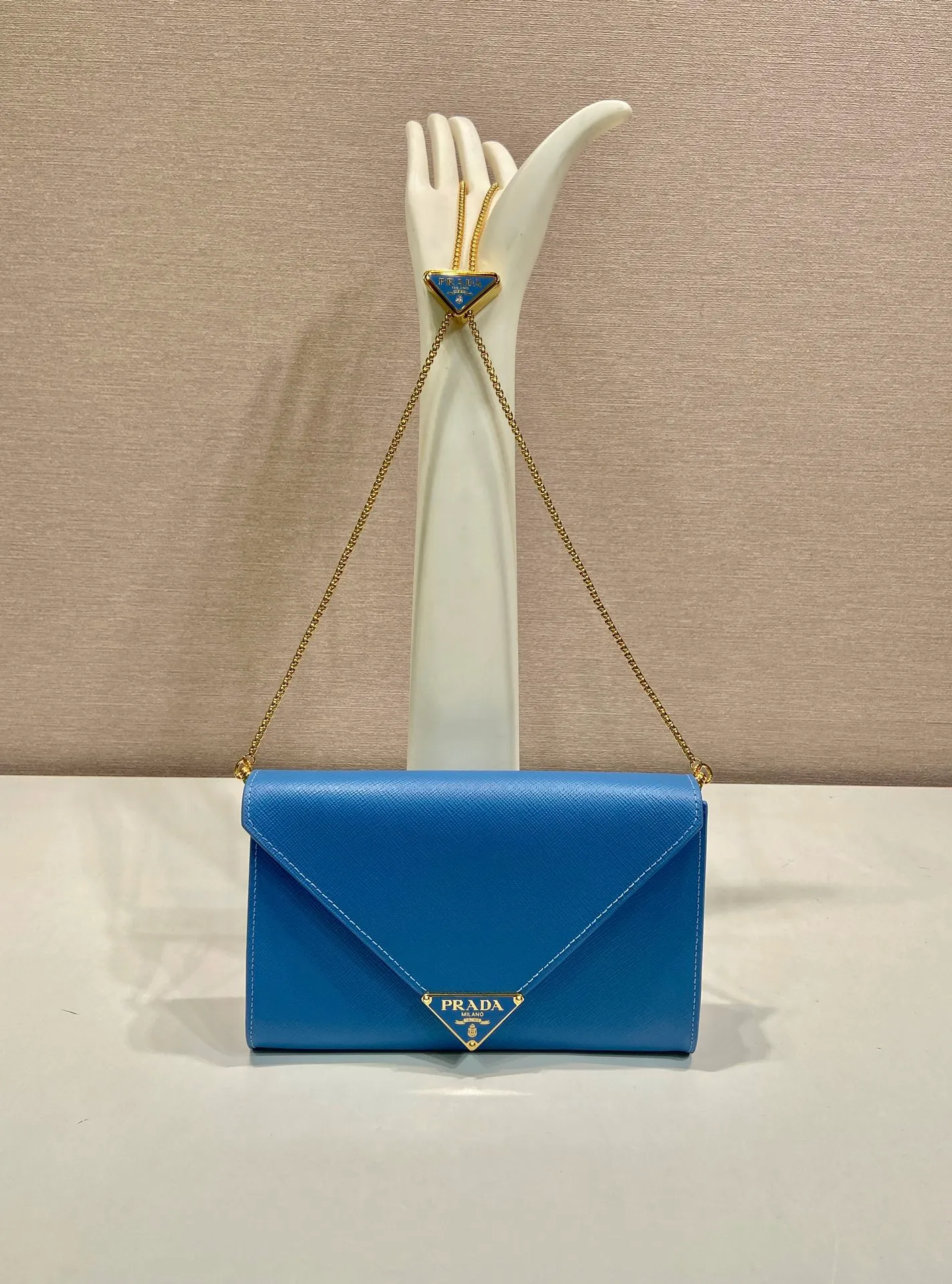 💰1120🎉Cross Pattern Envelope Bag🎉1Bp102 Clutch🎉🎉 The cross pattern cowhide texture highlights the elegant silhouette of this mini handbag and injects a modern flavor into it. Featuring a detachable chain shoulder strap and a nappa leather interior with card slots, this bag features a signature triangle logo on the magnetic closure for a timeless and instantly recognizable look. It can also be used as a handbag/shoulder bag/crossbody. It has many functions and can be exchanged for different occasions. Another hot item from internet celebrities🎉🎉 Length 20x height 11.5cm🎉🎉🎉👏👏👏
