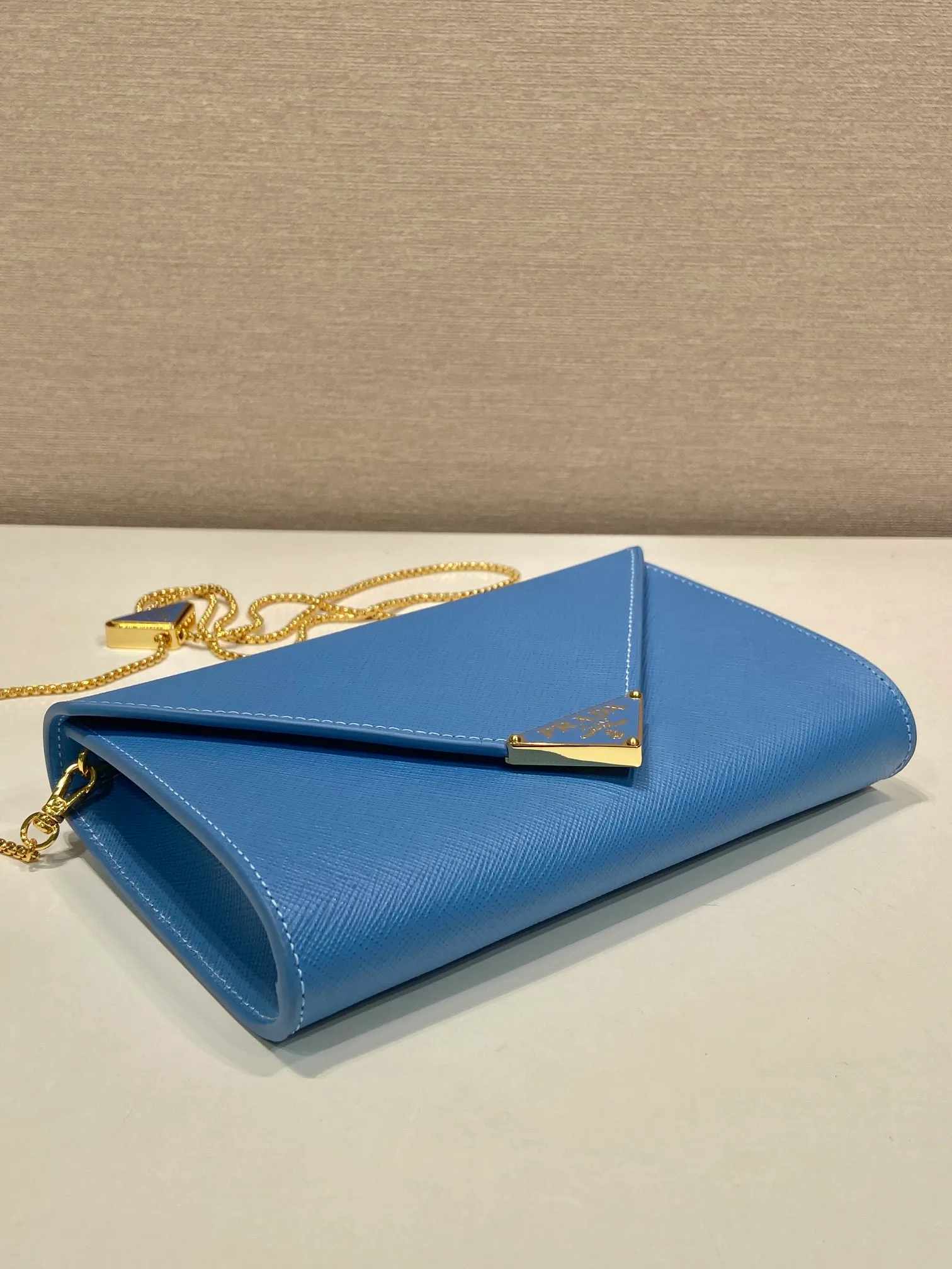 💰1120🎉Cross Pattern Envelope Bag🎉1Bp102 Clutch🎉🎉 The cross pattern cowhide texture highlights the elegant silhouette of this mini handbag and injects a modern flavor into it. Featuring a detachable chain shoulder strap and a nappa leather interior with card slots, this bag features a signature triangle logo on the magnetic closure for a timeless and instantly recognizable look. It can also be used as a handbag/shoulder bag/crossbody. It has many functions and can be exchanged for different occasions. Another hot item from internet celebrities🎉🎉 Length 20x height 11.5cm🎉🎉🎉👏👏👏