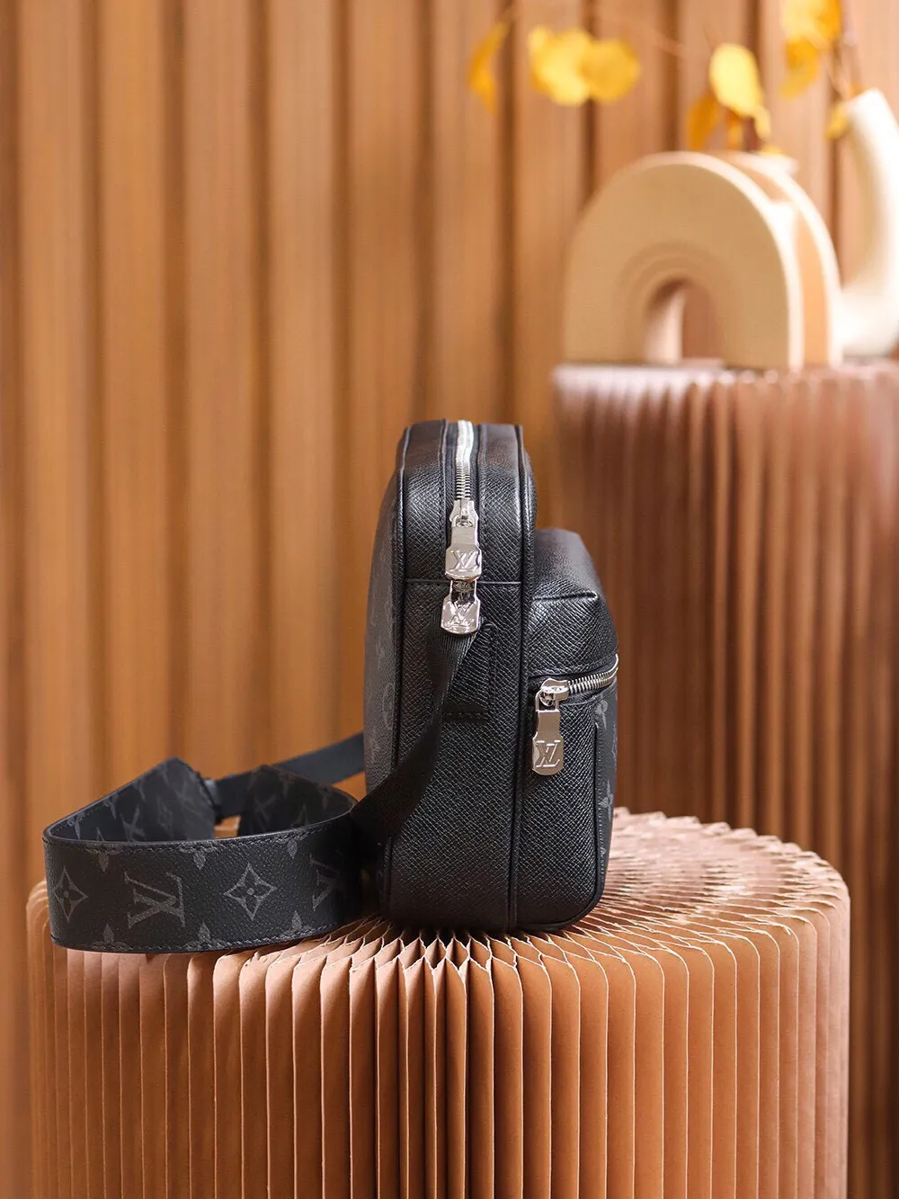 P¥720👉nfc dynamic chip version👈【Top inspection-free pure steel hardware】𝙊𝙐𝙏𝘿𝙊𝙊𝙍 Messenger bag m30233 France🇫🇷original leather/pure steel hardware Size: 26*20*10.5cm A classic yet elegant messenger bag, with exquisite details on the silver zipper and metal parts on the front, and adjustable shoulder straps for an easy carrying experience! Lightweight, durable and practical! Whether it is casual, business, or sports style, it can be matched perfectly! It is recommended to plant grass, the more you look at it, the more attractive it will be.