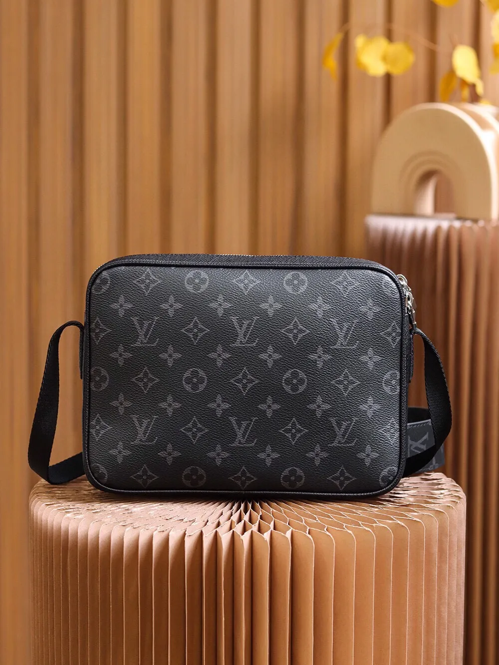 P¥720👉nfc dynamic chip version👈【Top inspection-free pure steel hardware】𝙊𝙐𝙏𝘿𝙊𝙊𝙍 Messenger bag m30233 France🇫🇷original leather/pure steel hardware Size: 26*20*10.5cm A classic yet elegant messenger bag, with exquisite details on the silver zipper and metal parts on the front, and adjustable shoulder straps for an easy carrying experience! Lightweight, durable and practical! Whether it is casual, business, or sports style, it can be matched perfectly! It is recommended to plant grass, the more you look at it, the more attractive it will be.