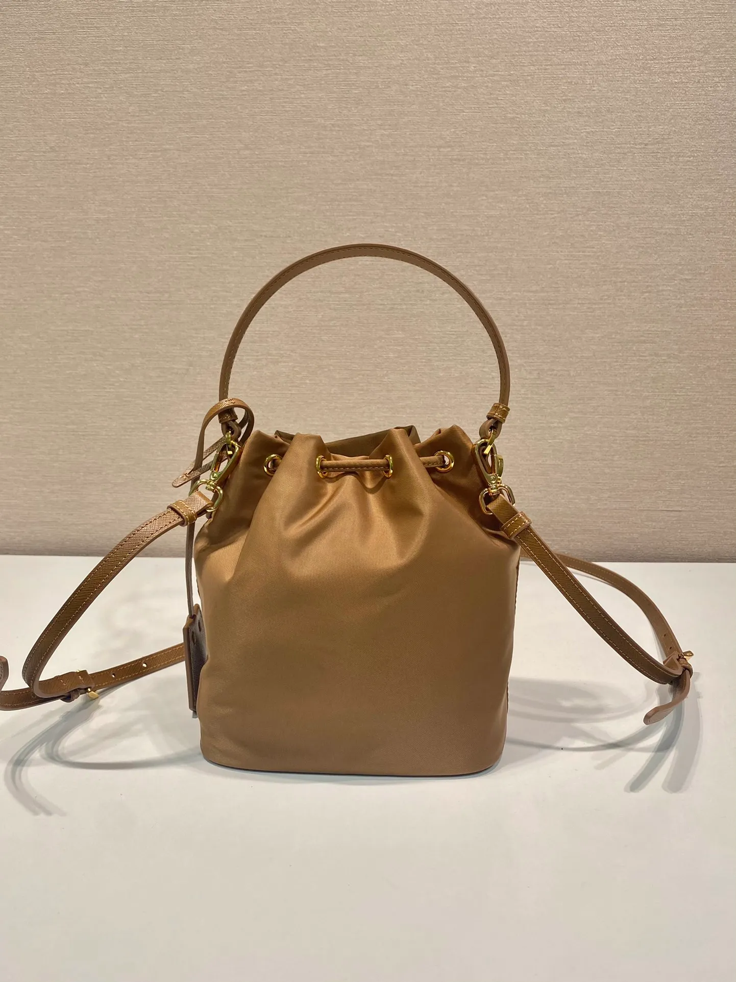 💰760🎉New bucket bag🎉1BE067 upgraded version🎉🎉 This bucket bag is made of imported nylon fabric and top-grade gold hardware, which carries the brand’s original and unique expression of extraordinary beauty. Comes with a detachable and adjustable long leather shoulder strap and leather keychain. Large capacity, light and practical🎉🎉Another popular style that will never go out of style🎉 Length 15.5x Height 19.5x Bottom 10cm