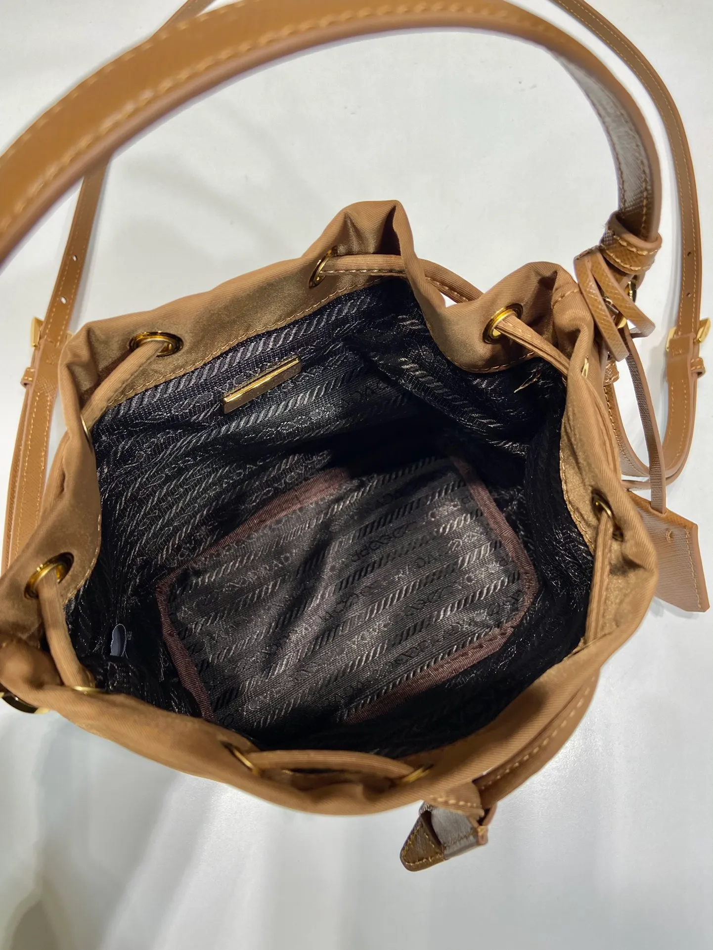 💰760🎉New bucket bag🎉1BE067 upgraded version🎉🎉 This bucket bag is made of imported nylon fabric and top-grade gold hardware, which carries the brand’s original and unique expression of extraordinary beauty. Comes with a detachable and adjustable long leather shoulder strap and leather keychain. Large capacity, light and practical🎉🎉Another popular style that will never go out of style🎉 Length 15.5x Height 19.5x Bottom 10cm