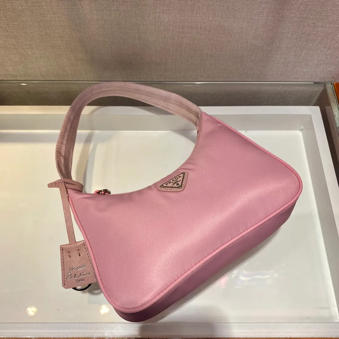 💰660🔥New color Barbie powder🔥Original quality👍👍1NE515 moon-shaped second-hand bag, made of imported original parachute fabric, light and practical Hobo armpit bag, super simple and eye-catching👍👍, small/light/packable/easy to wear/fashionable armpit bag, and can be carried by hand, super easy to use😍😍. It is currently the most popular bag among celebrities, don’t you feel excited😜😜, ladies, hurry up, length 23x height 13x base 5cm👏👏