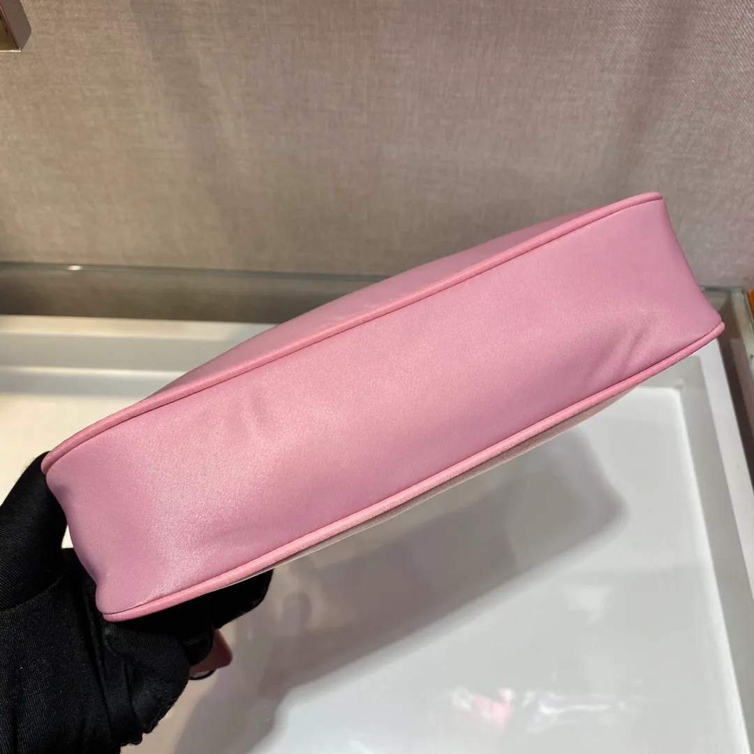 💰660🔥New color Barbie powder🔥Original quality👍👍1NE515 moon-shaped second-hand bag, made of imported original parachute fabric, light and practical Hobo armpit bag, super simple and eye-catching👍👍, small/light/packable/easy to wear/fashionable armpit bag, and can be carried by hand, super easy to use😍😍. It is currently the most popular bag among celebrities, don’t you feel excited😜😜, ladies, hurry up, length 23x height 13x base 5cm👏👏