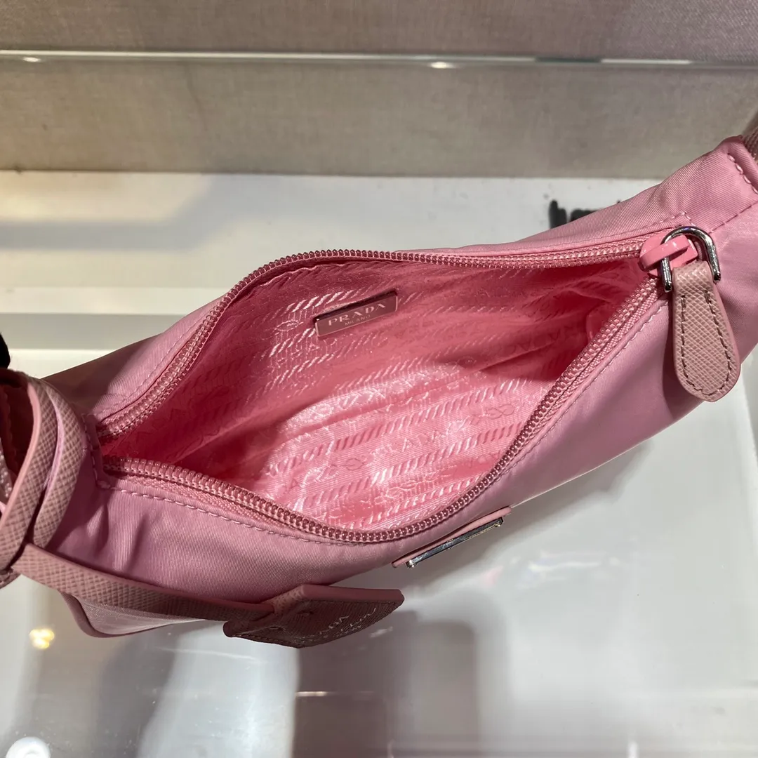 💰660🔥New color Barbie powder🔥Original quality👍👍1NE515 moon-shaped second-hand bag, made of imported original parachute fabric, light and practical Hobo armpit bag, super simple and eye-catching👍👍, small/light/packable/easy to wear/fashionable armpit bag, and can be carried by hand, super easy to use😍😍. It is currently the most popular bag among celebrities, don’t you feel excited😜😜, ladies, hurry up, length 23x height 13x base 5cm👏👏
