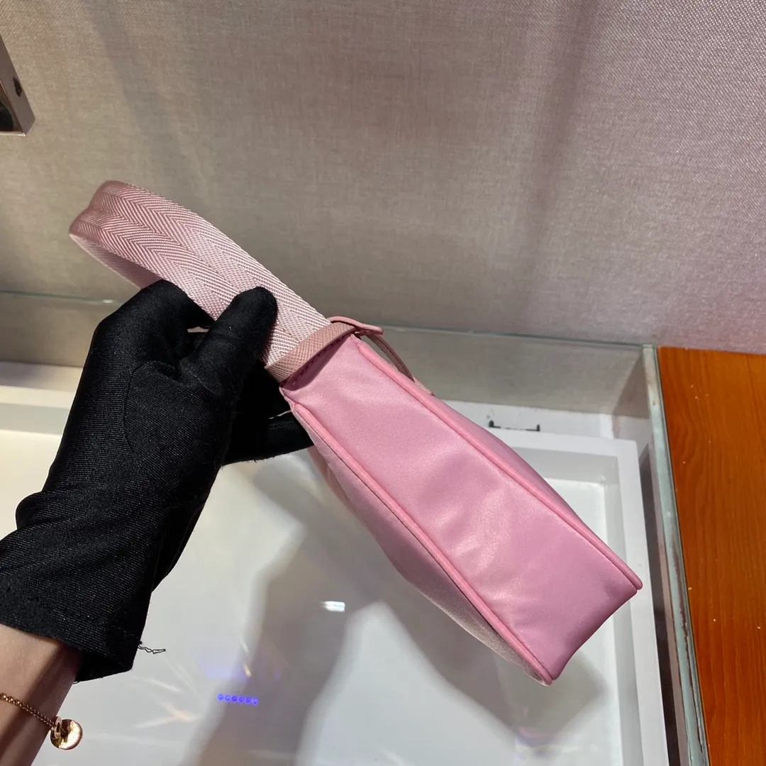 💰660🔥New color Barbie powder🔥Original quality👍👍1NE515 moon-shaped second-hand bag, made of imported original parachute fabric, light and practical Hobo armpit bag, super simple and eye-catching👍👍, small/light/packable/easy to wear/fashionable armpit bag, and can be carried by hand, super easy to use😍😍. It is currently the most popular bag among celebrities, don’t you feel excited😜😜, ladies, hurry up, length 23x height 13x base 5cm👏👏