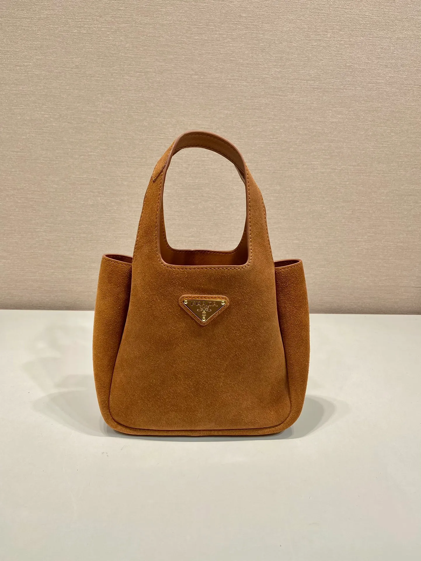 💰1300🎉mini vegetable basket🎉1BA349 nubuck leather🎉🎉 This mini vegetable basket is made of imported nubuck leather, with imported lambskin inside. It has many compartments, is large and lightweight, the classic mini is good-looking and easy to use👏👏, the upper body effect is cute and adorable, so beautiful😘Special limited edition/popular model, hurry up and get it🎉🎉 Length 18x height 16x bottom 10cm🎉🎉🎉👏👏👏