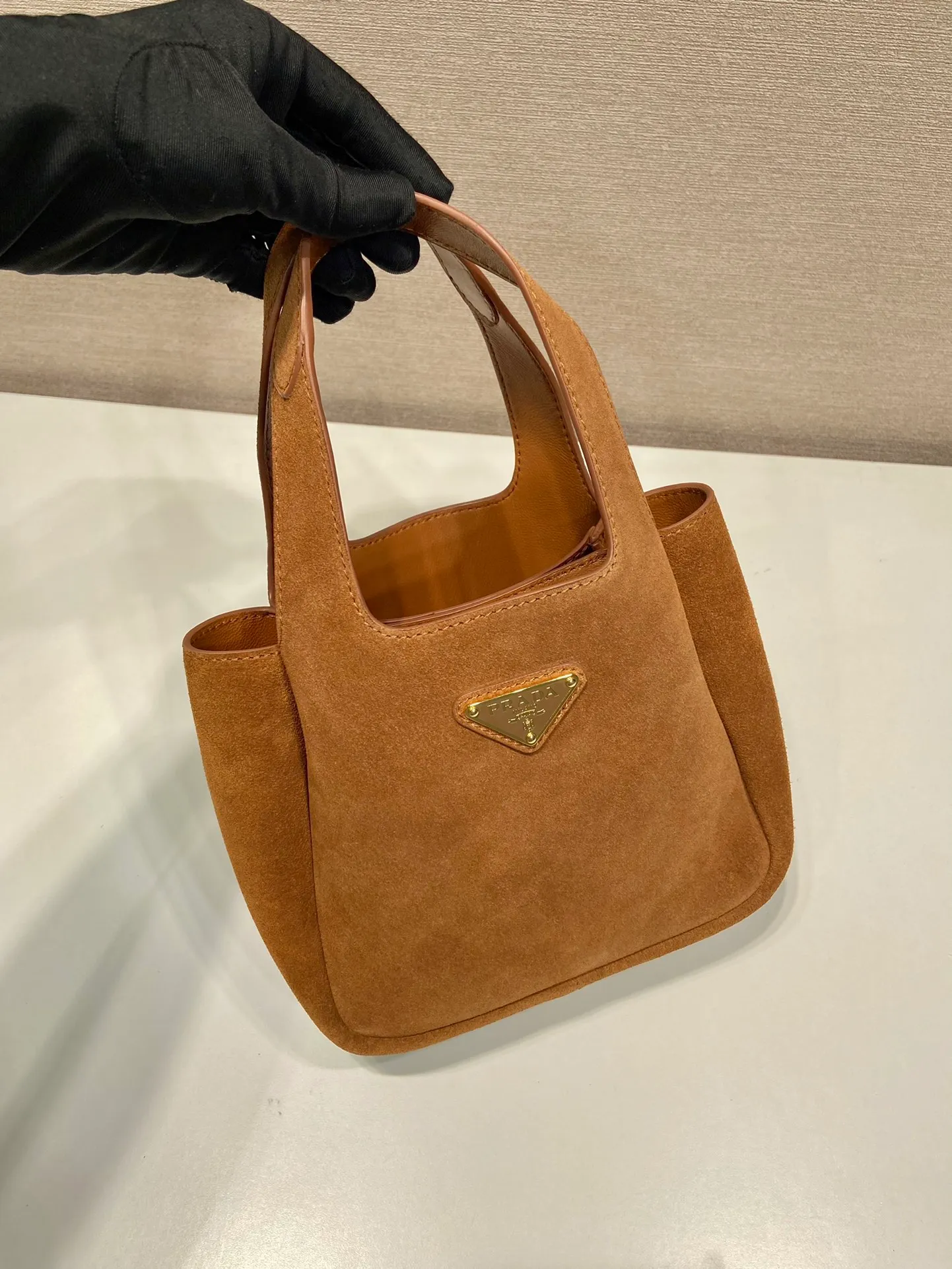 💰1300🎉mini vegetable basket🎉1BA349 nubuck leather🎉🎉 This mini vegetable basket is made of imported nubuck leather, with imported lambskin inside. It has many compartments, is large and lightweight, the classic mini is good-looking and easy to use👏👏, the upper body effect is cute and adorable, so beautiful😘Special limited edition/popular model, hurry up and get it🎉🎉 Length 18x height 16x bottom 10cm🎉🎉🎉👏👏👏