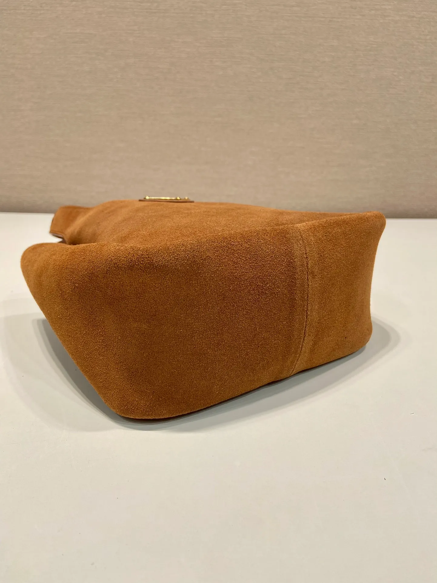 💰1300🎉mini vegetable basket🎉1BA349 nubuck leather🎉🎉 This mini vegetable basket is made of imported nubuck leather, with imported lambskin inside. It has many compartments, is large and lightweight, the classic mini is good-looking and easy to use👏👏, the upper body effect is cute and adorable, so beautiful😘Special limited edition/popular model, hurry up and get it🎉🎉 Length 18x height 16x bottom 10cm🎉🎉🎉👏👏👏