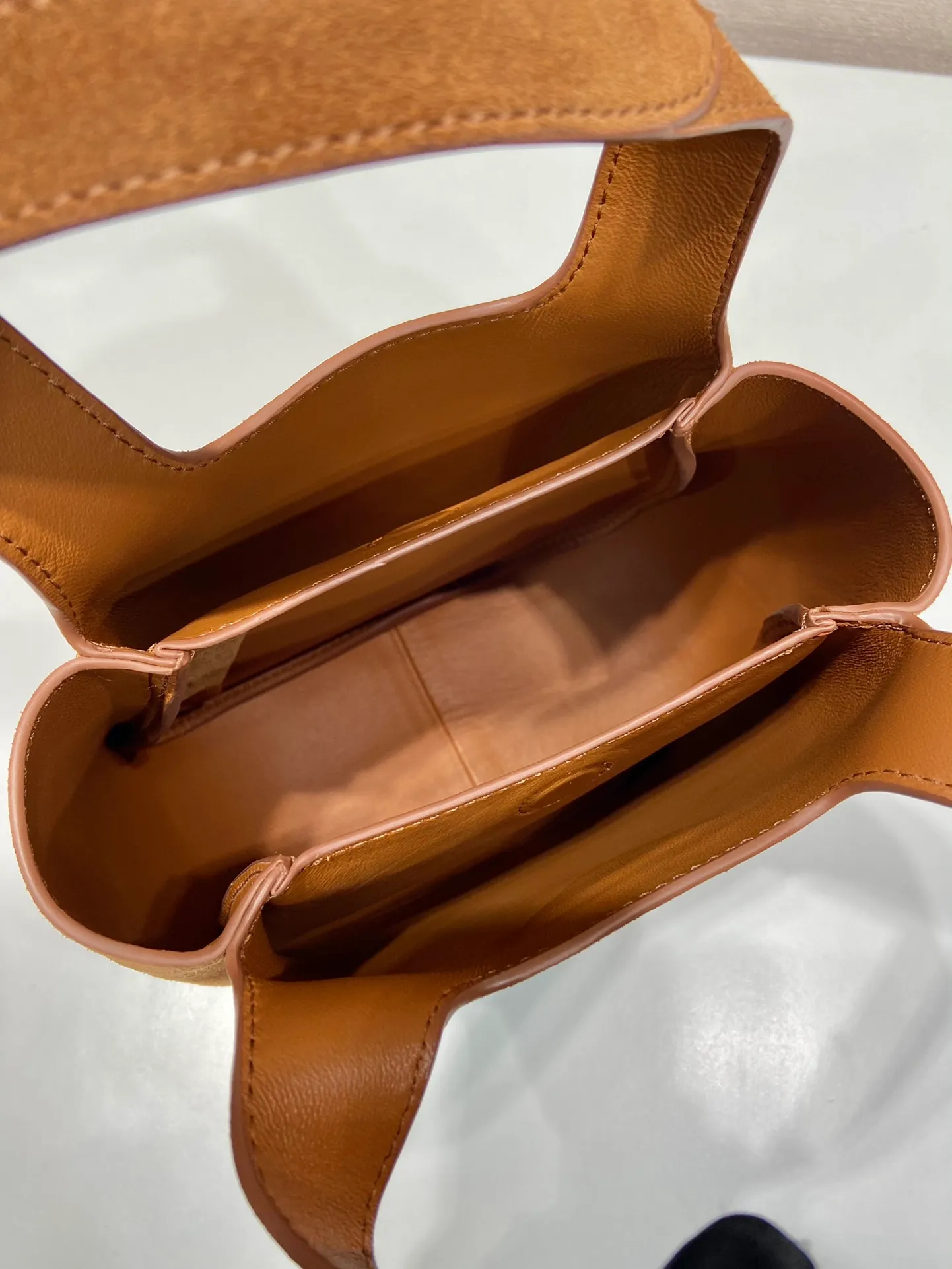 💰1300🎉mini vegetable basket🎉1BA349 nubuck leather🎉🎉 This mini vegetable basket is made of imported nubuck leather, with imported lambskin inside. It has many compartments, is large and lightweight, the classic mini is good-looking and easy to use👏👏, the upper body effect is cute and adorable, so beautiful😘Special limited edition/popular model, hurry up and get it🎉🎉 Length 18x height 16x bottom 10cm🎉🎉🎉👏👏👏