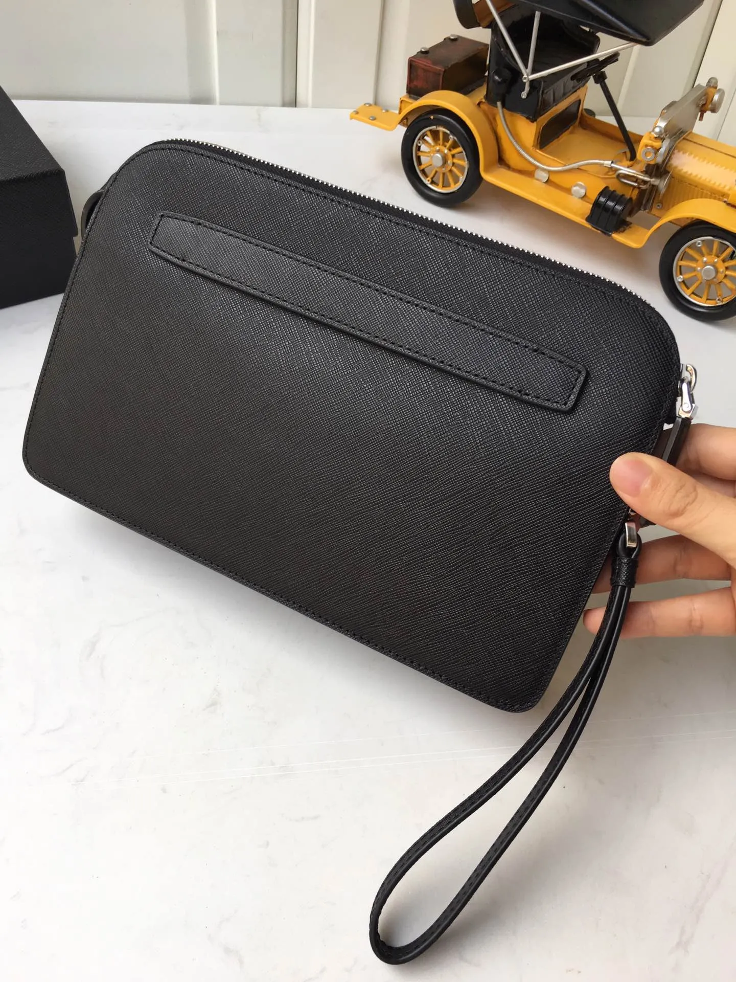 💰1020, 🎉 New handbag 🎉2VF056 men's handbag 🎉🎉 Made of imported Saffiano leather men's handbag decorated with a classic triangle logo, the back strap and detachable side straps can meet the needs of use. It is a men's handbag that combines classic and trendy designs. Another men’s handbag that never goes out of style👍👍Length 26.5x Height 17x Bottom 5cm