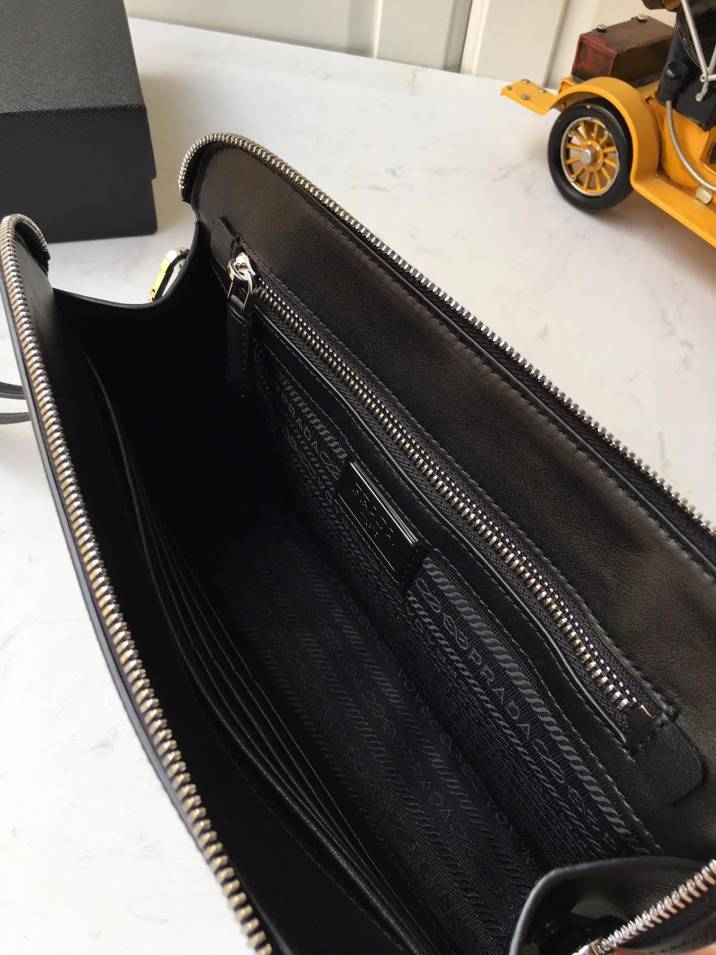 💰1020, 🎉 New handbag 🎉2VF056 men's handbag 🎉🎉 Made of imported Saffiano leather men's handbag decorated with a classic triangle logo, the back strap and detachable side straps can meet the needs of use. It is a men's handbag that combines classic and trendy designs. Another men’s handbag that never goes out of style👍👍Length 26.5x Height 17x Bottom 5cm