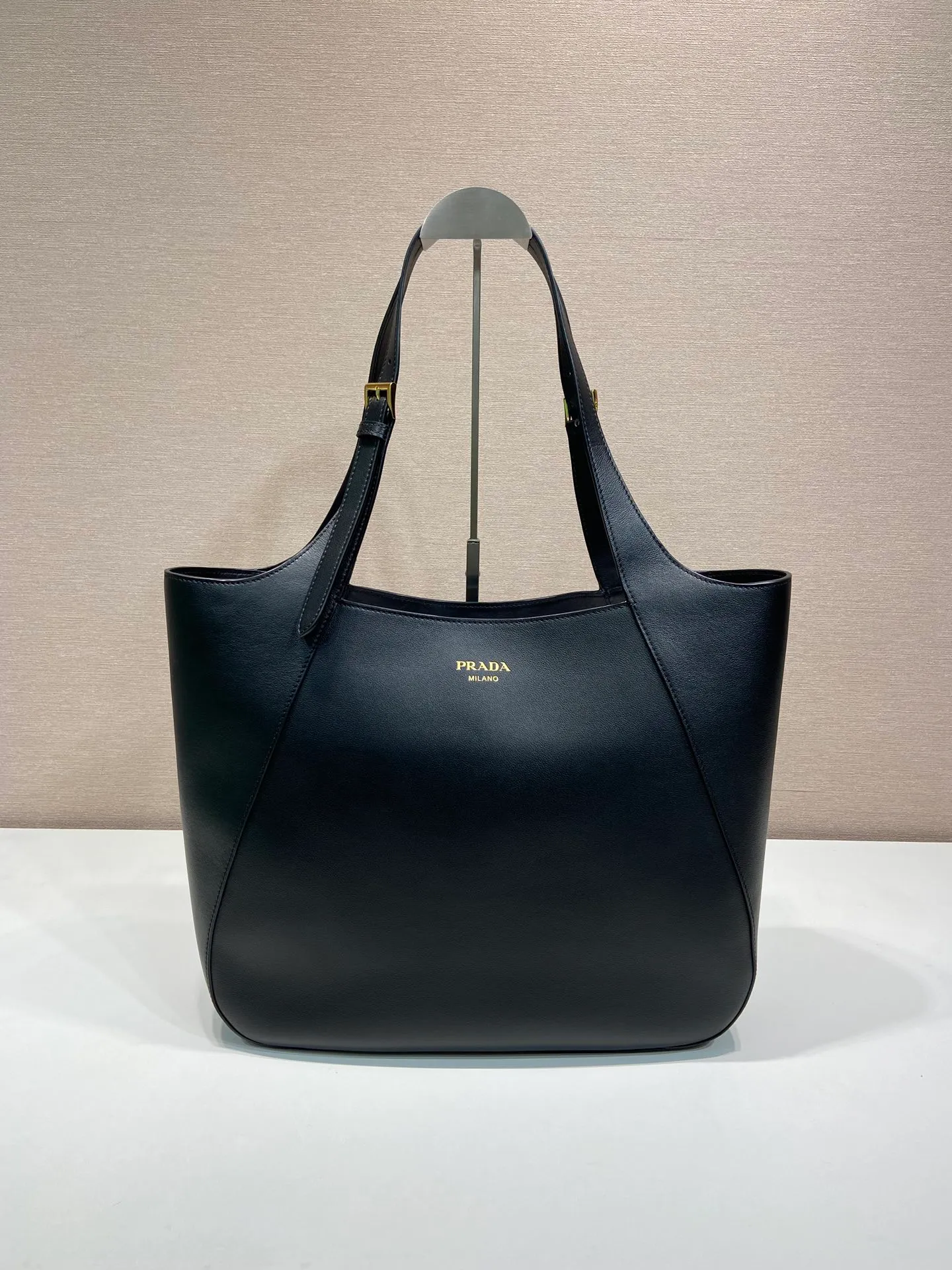 💰1860🎉New Tote Bag🎉1BG512🎉🎉 This Oversize Tote bag combines elegant charm and pragmatic personality. Paired with a convenient large opening, the soft grained leather outlines stylish and simple lines. Decorated with adjustable leather handles and embellished with stylish and modern metal buckle details, it highlights a classic style. The embossed letter logo on the front adds an elegant and sophisticated touch to the overall look. The capacity is large, so hurry up and get it, it is another popular style that will never go out of style🎉🎉 Length 37x Height 33x Bottom 9cm🎉🎉🎉👏👏👏