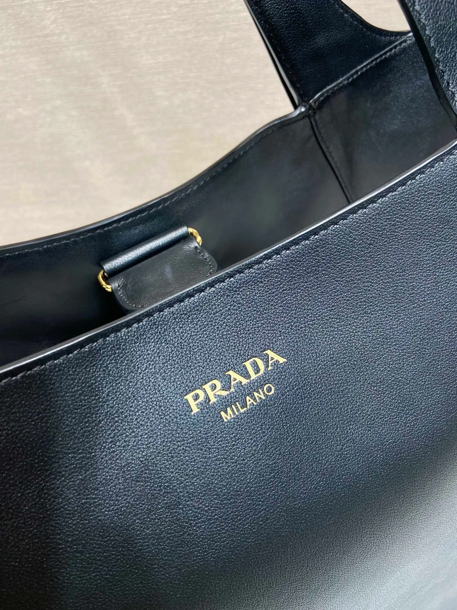 💰1860🎉New Tote Bag🎉1BG512🎉🎉 This Oversize Tote bag combines elegant charm and pragmatic personality. Paired with a convenient large opening, the soft grained leather outlines stylish and simple lines. Decorated with adjustable leather handles and embellished with stylish and modern metal buckle details, it highlights a classic style. The embossed letter logo on the front adds an elegant and sophisticated touch to the overall look. The capacity is large, so hurry up and get it, it is another popular style that will never go out of style🎉🎉 Length 37x Height 33x Bottom 9cm🎉🎉🎉👏👏👏