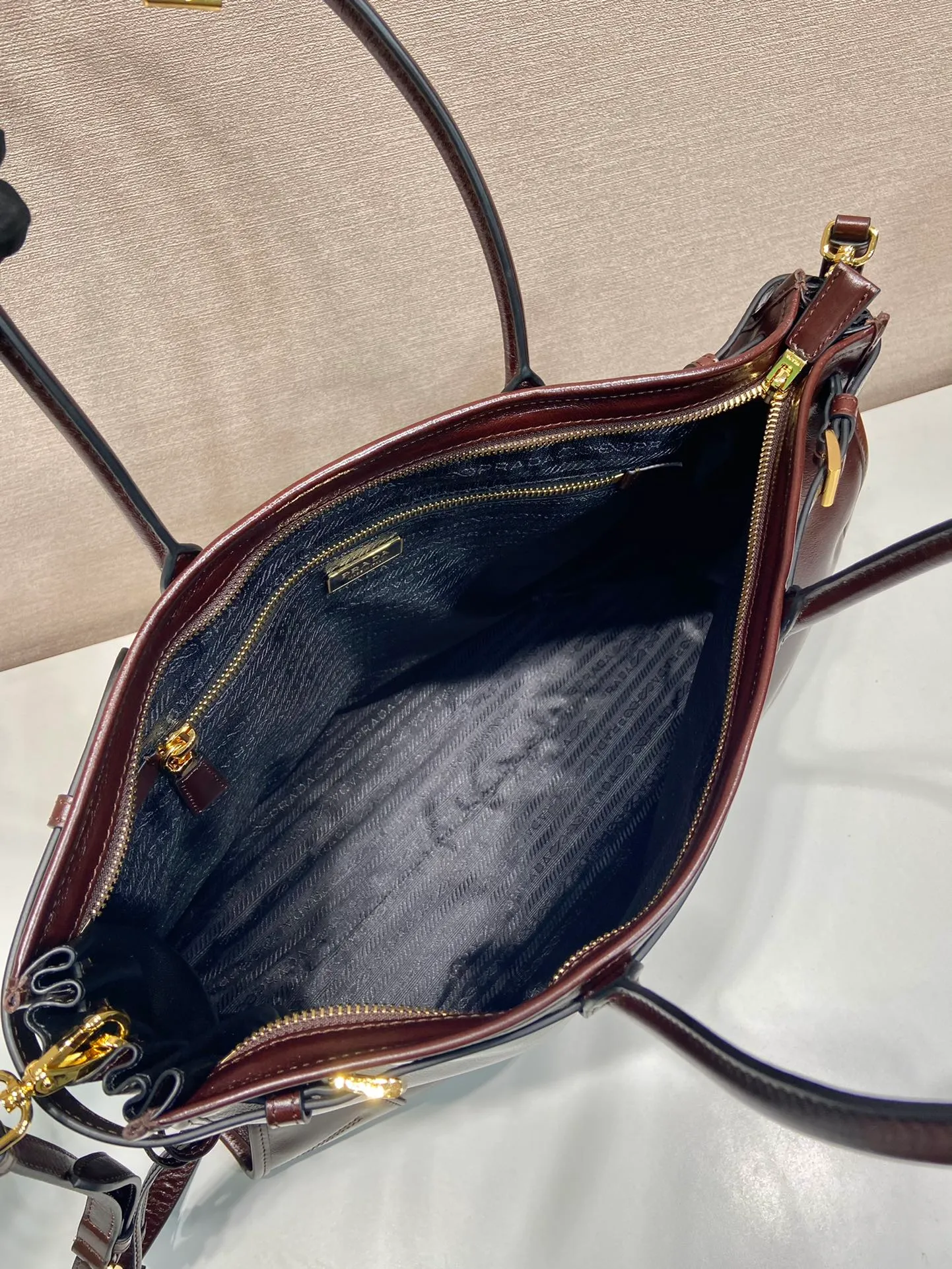 💰2160🎉LusSolf Oil Wax Skin🎉1BA439 Extra Large🎉🎉 This hand-held crossbody bag is made of imported waxed leather. Its shiny color exudes a classic atmosphere. It is equipped with a detachable and adjustable long shoulder strap, which is convenient for matching on different occasions. It has a very large capacity and is easy to use. It is definitely a must-have for fashionistas. Hurry up and take this retro-style handbag home! Length 42x Height 30x Bottom 12cm🎉🎉🎉👏👏👏