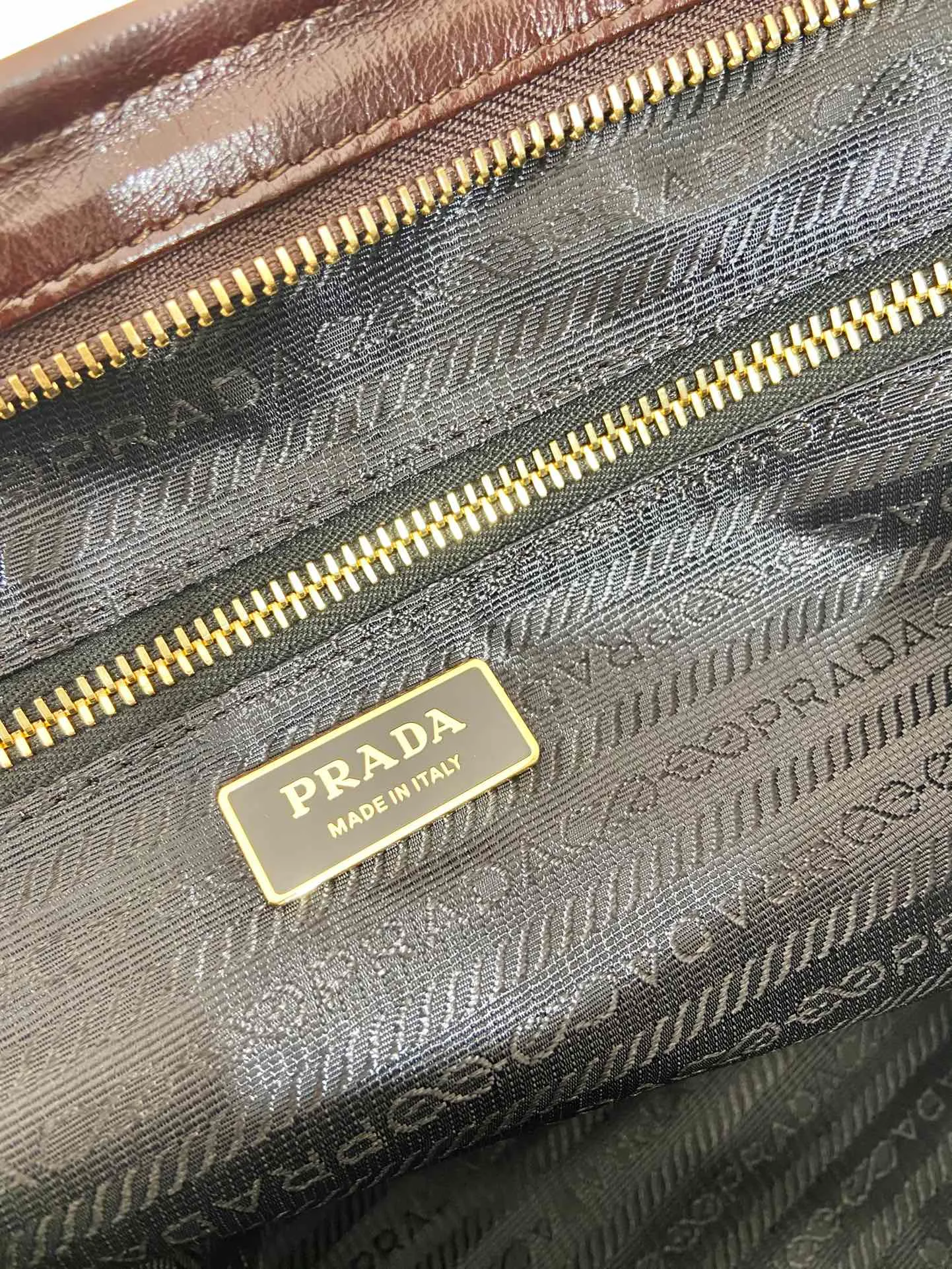 💰2160🎉LusSolf Oil Wax Skin🎉1BA439 Extra Large🎉🎉 This hand-held crossbody bag is made of imported waxed leather. Its shiny color exudes a classic atmosphere. It is equipped with a detachable and adjustable long shoulder strap, which is convenient for matching on different occasions. It has a very large capacity and is easy to use. It is definitely a must-have for fashionistas. Hurry up and take this retro-style handbag home! Length 42x Height 30x Bottom 12cm🎉🎉🎉👏👏👏