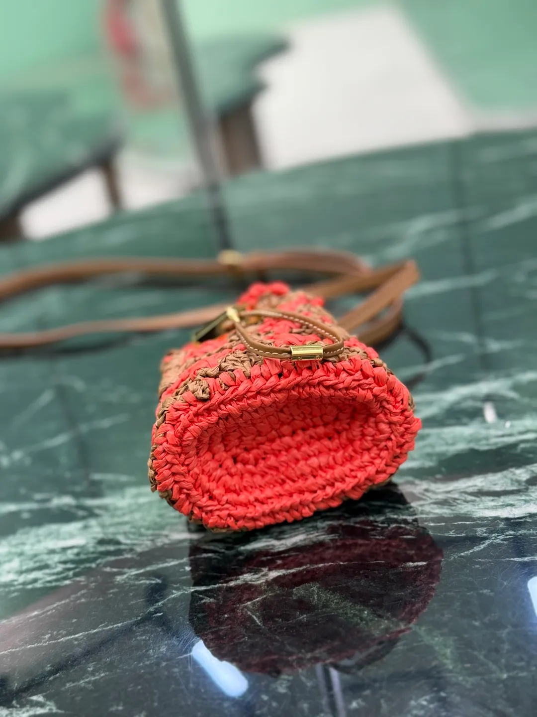 💰900, woven small bucket. The hand-woven mini bucket is so beautiful! A colorful triangle logo in alternating and enameled metal adorns the fastening. The matching leather shoulder strap can be worn cross-body. so cute! Size: length 10x height 12x bottom 7cm Style number: 1NR040