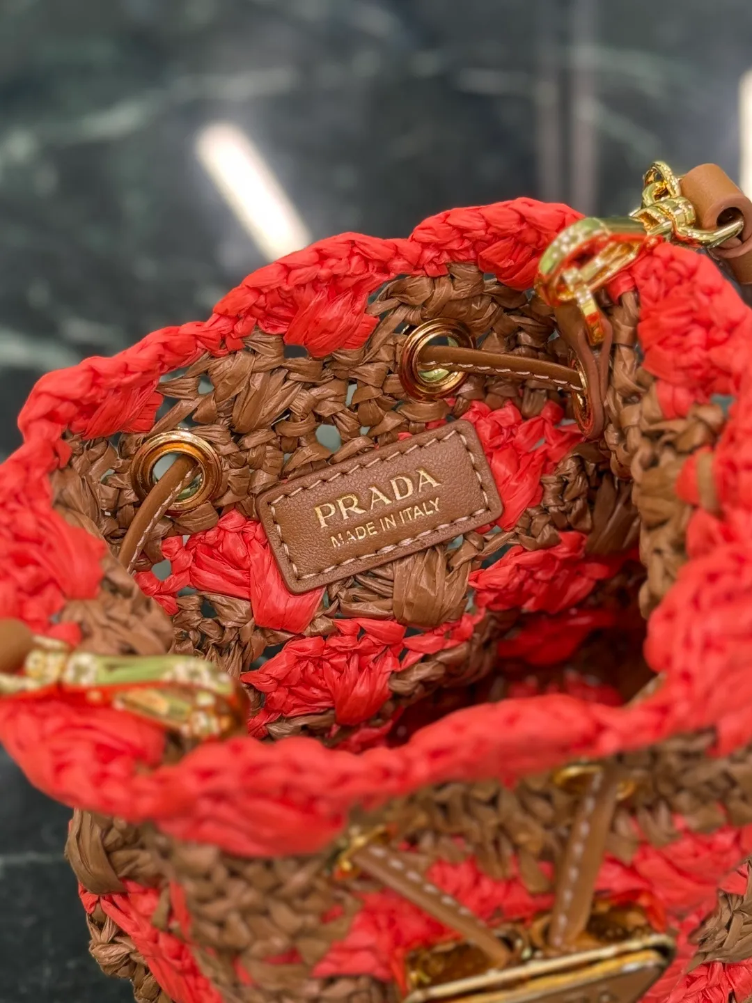 💰900, woven small bucket. The hand-woven mini bucket is so beautiful! A colorful triangle logo in alternating and enameled metal adorns the fastening. The matching leather shoulder strap can be worn cross-body. so cute! Size: length 10x height 12x bottom 7cm Style number: 1NR040