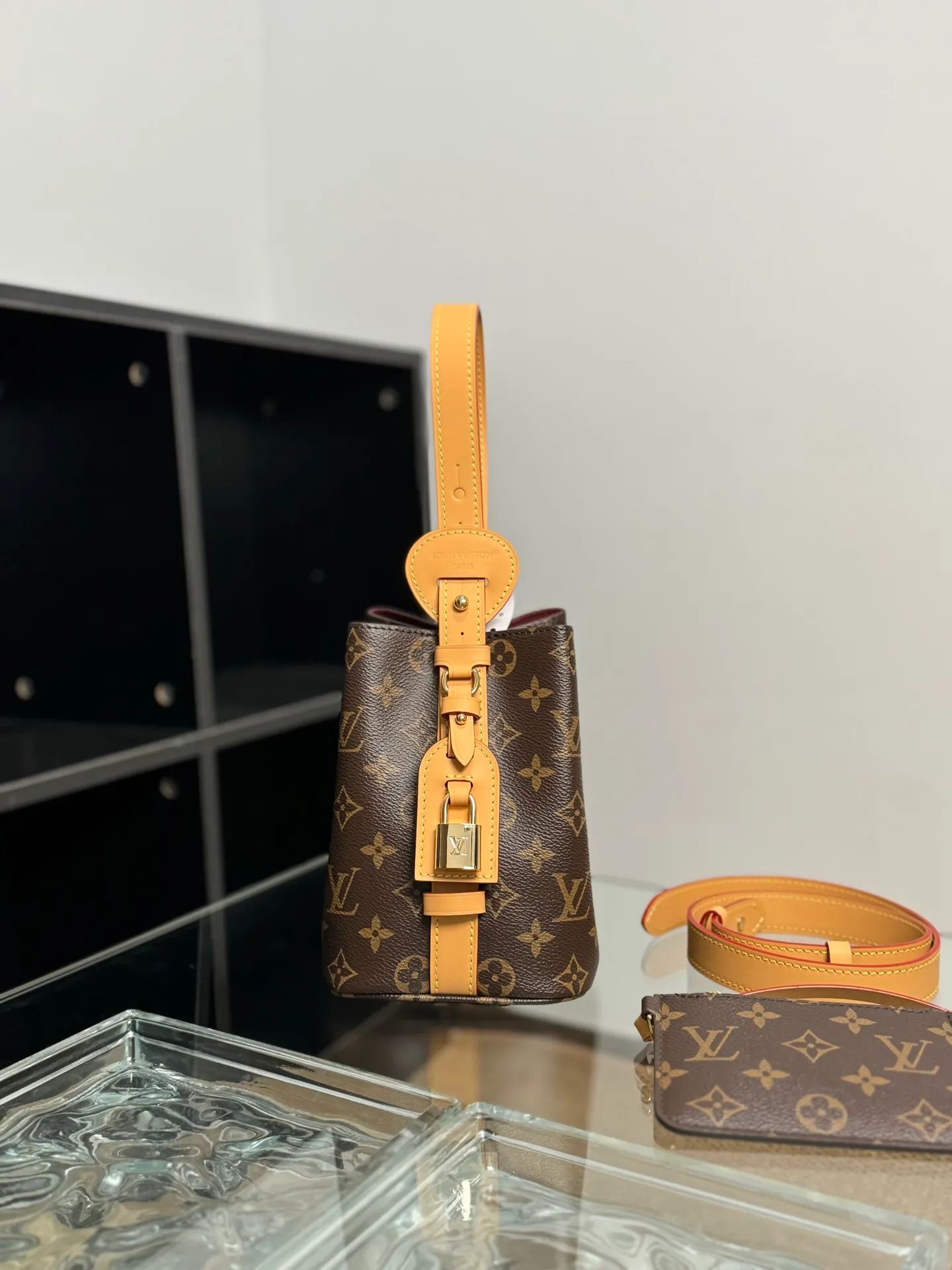 P¥1260👉nfc163C01 dynamic chip👈 [100% MB special grade, all steel hardware, imported fabrics] This All In BB handbag is made of Monogram canvas with shiny metal parts, and the iconic padlock and nameplate highlight the classic style. The adjustable shoulder strap continues the brand's trunk-making heritage, and the leather shoulder strap adds cross-body and shoulder carry options. The foldable design enables the silhouette to be retracted and retracted freely, providing ample space for daily use. Monogram coated canvas - Calfskin leather trim - Textile lining - Metal hardware - Magnetic and hook closure - Removable zippered interior pocket for a brand name - Padlock - Holds a smartphone, keys, Victorine wallet and headphones - Shoulder strap: non-detachable, adjustable! ! Model: M12925; Size: 16x18x12CM