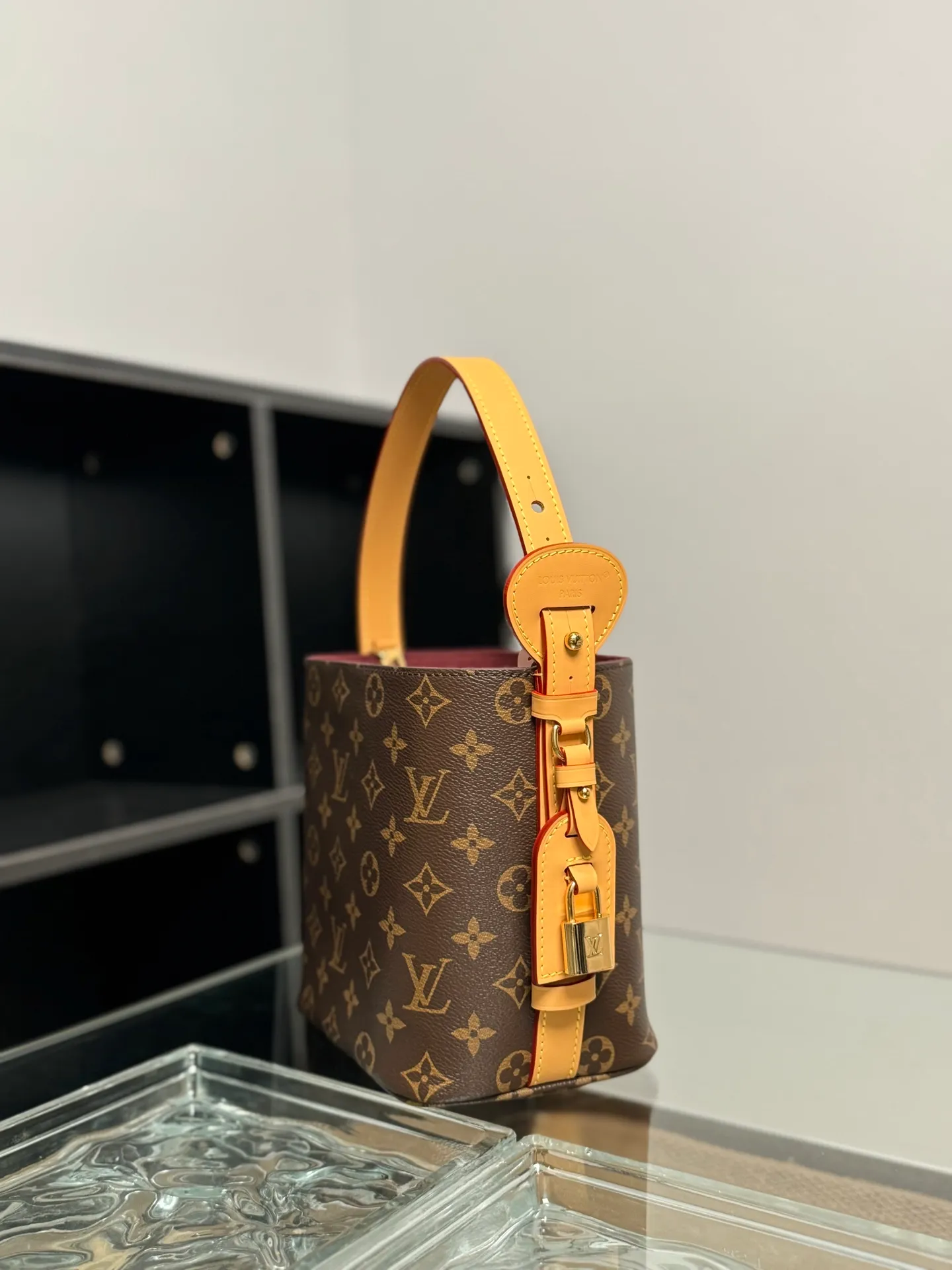 P¥1260👉nfc163C01 dynamic chip👈 [100% MB special grade, all steel hardware, imported fabrics] This All In BB handbag is made of Monogram canvas with shiny metal parts, and the iconic padlock and nameplate highlight the classic style. The adjustable shoulder strap continues the brand's trunk-making heritage, and the leather shoulder strap adds cross-body and shoulder carry options. The foldable design enables the silhouette to be retracted and retracted freely, providing ample space for daily use. Monogram coated canvas - Calfskin leather trim - Textile lining - Metal hardware - Magnetic and hook closure - Removable zippered interior pocket for a brand name - Padlock - Holds a smartphone, keys, Victorine wallet and headphones - Shoulder strap: non-detachable, adjustable! ! Model: M12925; Size: 16x18x12CM