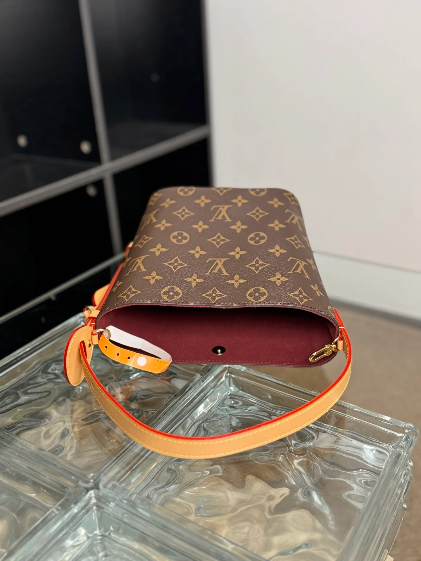 P¥1260👉nfc163C01 dynamic chip👈 [100% MB special grade, all steel hardware, imported fabrics] This All In BB handbag is made of Monogram canvas with shiny metal parts, and the iconic padlock and nameplate highlight the classic style. The adjustable shoulder strap continues the brand's trunk-making heritage, and the leather shoulder strap adds cross-body and shoulder carry options. The foldable design enables the silhouette to be retracted and retracted freely, providing ample space for daily use. Monogram coated canvas - Calfskin leather trim - Textile lining - Metal hardware - Magnetic and hook closure - Removable zippered interior pocket for a brand name - Padlock - Holds a smartphone, keys, Victorine wallet and headphones - Shoulder strap: non-detachable, adjustable! ! Model: M12925; Size: 16x18x12CM