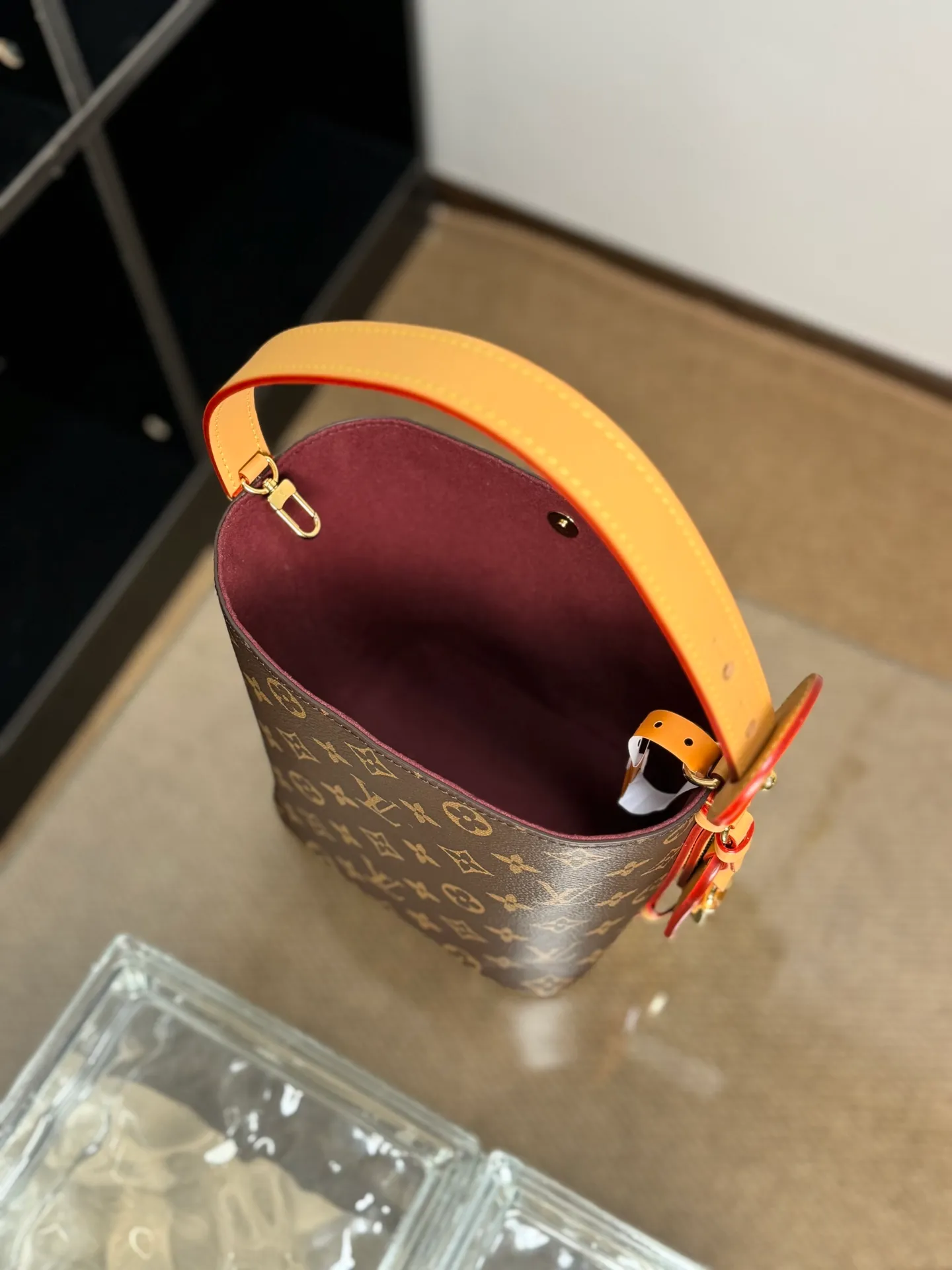 P¥1260👉nfc163C01 dynamic chip👈 [100% MB special grade, all steel hardware, imported fabrics] This All In BB handbag is made of Monogram canvas with shiny metal parts, and the iconic padlock and nameplate highlight the classic style. The adjustable shoulder strap continues the brand's trunk-making heritage, and the leather shoulder strap adds cross-body and shoulder carry options. The foldable design enables the silhouette to be retracted and retracted freely, providing ample space for daily use. Monogram coated canvas - Calfskin leather trim - Textile lining - Metal hardware - Magnetic and hook closure - Removable zippered interior pocket for a brand name - Padlock - Holds a smartphone, keys, Victorine wallet and headphones - Shoulder strap: non-detachable, adjustable! ! Model: M12925; Size: 16x18x12CM