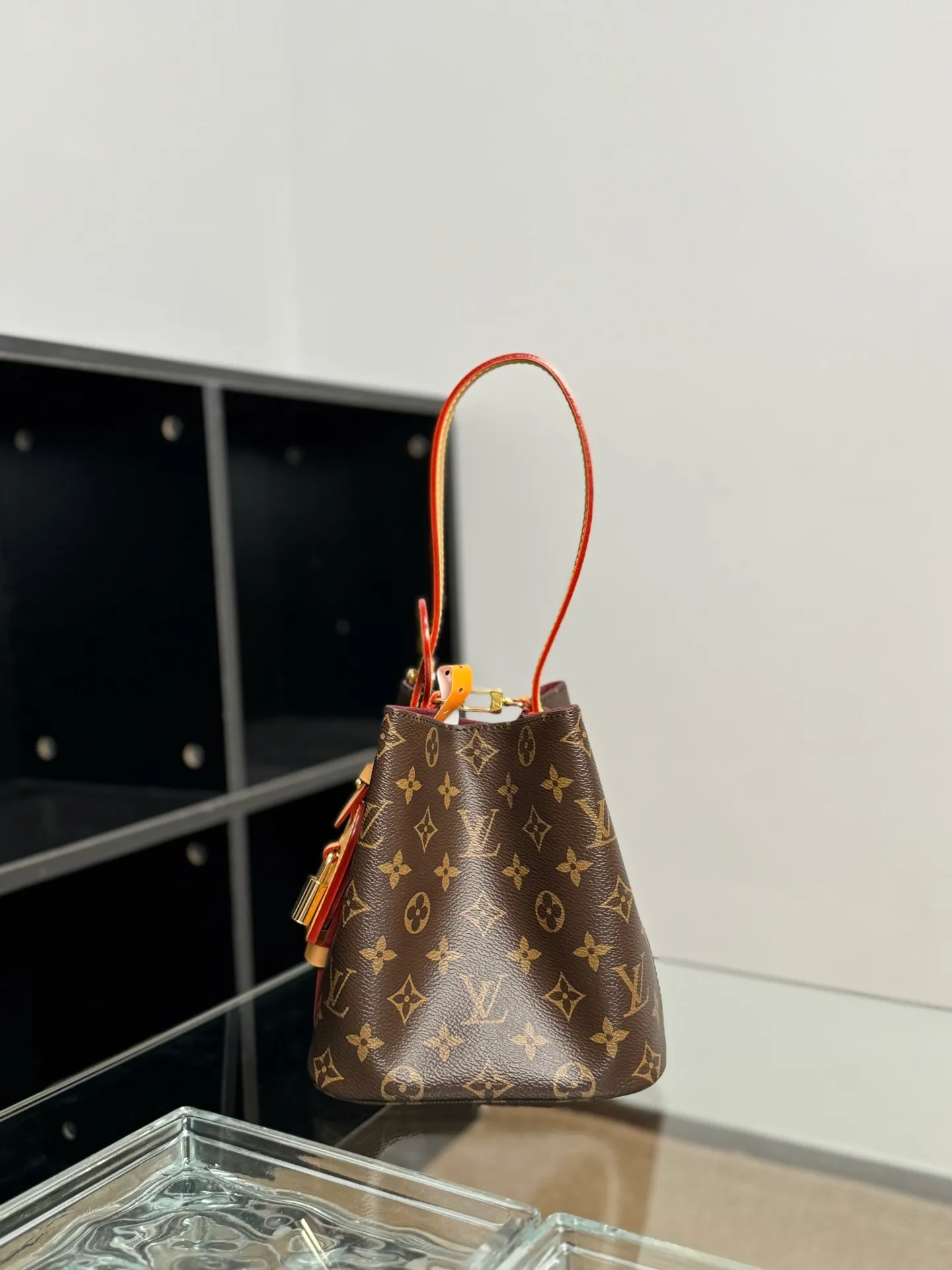 P¥1260👉nfc163C01 dynamic chip👈 [100% MB special grade, all steel hardware, imported fabrics] This All In BB handbag is made of Monogram canvas with shiny metal parts, and the iconic padlock and nameplate highlight the classic style. The adjustable shoulder strap continues the brand's trunk-making heritage, and the leather shoulder strap adds cross-body and shoulder carry options. The foldable design enables the silhouette to be retracted and retracted freely, providing ample space for daily use. Monogram coated canvas - Calfskin leather trim - Textile lining - Metal hardware - Magnetic and hook closure - Removable zippered interior pocket for a brand name - Padlock - Holds a smartphone, keys, Victorine wallet and headphones - Shoulder strap: non-detachable, adjustable! ! Model: M12925; Size: 16x18x12CM