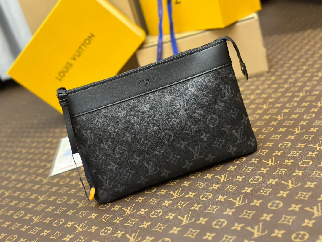 P¥460👉nfc dynamic chip version👈【Top original order, all-steel hardware】M82543 Black Flower POCHETTE VOYAGE SOUPLE Clutch Pochette Voyage Souple Clutch is made of soft Monogram Eclipse coated canvas, and uses rounded strokes to outline the classic Pochette Voyage Clutch lines, bringing a comfortable travel experience. M82543 Full leather embossed, black floral black leather, black grid black leather, presbyopic black leather, Pila brand front compartment clutch, small clutch oo [handshake] [handshake] Slim configuration with zipper compartment and magnetic back pocket. 30x 21 x 7.5 cm (length x height x width).