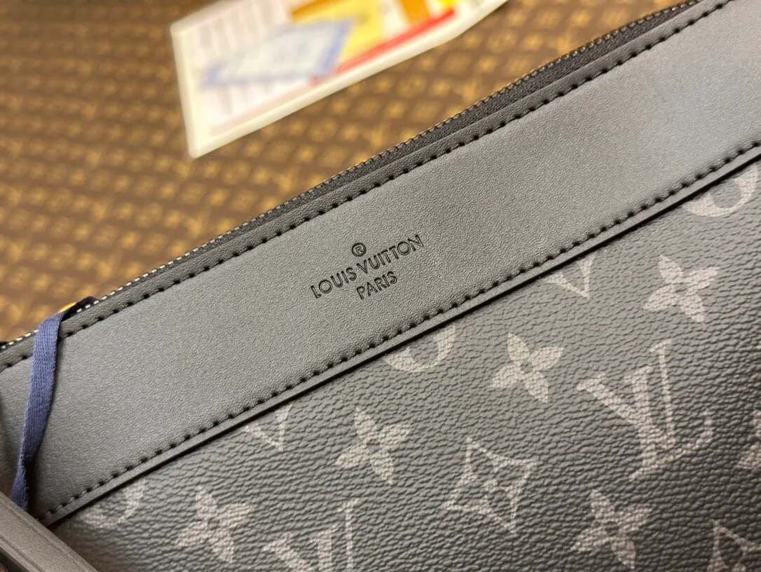 P¥460👉nfc dynamic chip version👈【Top original order, all-steel hardware】M82543 Black Flower POCHETTE VOYAGE SOUPLE Clutch Pochette Voyage Souple Clutch is made of soft Monogram Eclipse coated canvas, and uses rounded strokes to outline the classic Pochette Voyage Clutch lines, bringing a comfortable travel experience. M82543 Full leather embossed, black floral black leather, black grid black leather, presbyopic black leather, Pila brand front compartment clutch, small clutch oo [handshake] [handshake] Slim configuration with zipper compartment and magnetic back pocket. 30x 21 x 7.5 cm (length x height x width).