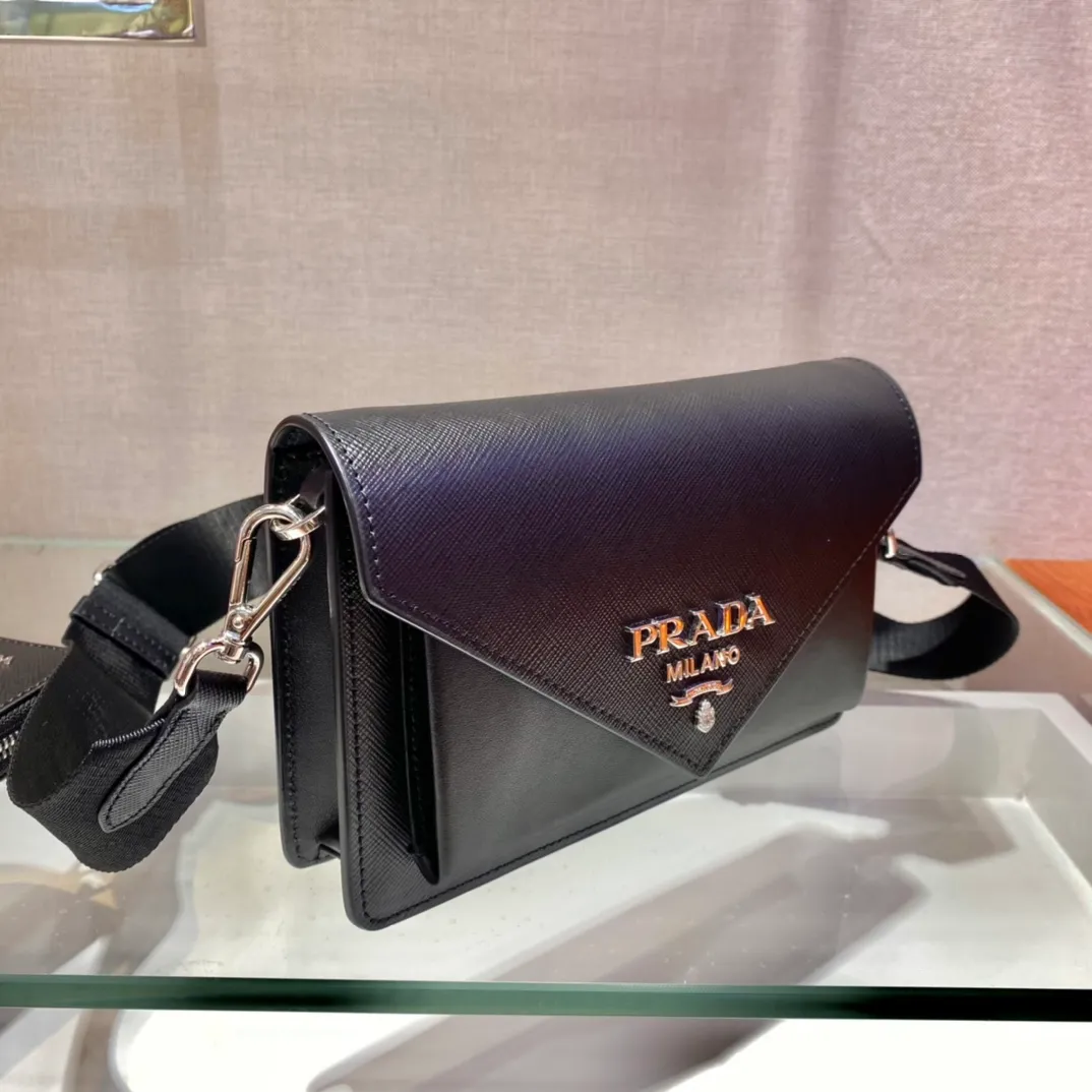 💰1320🎉New three-in-one🎉1BP40👏👏 This mini envelope bag is equipped with a front flap, and the iconic lettering logo is embellished on the front, making the brand style clearly visible. The magnetic buckle closure design is classic, and the shoulder strap allows it to be transformed into a crossbody bag or a shoulder bag. It is versatile and can be used as a handbag. It is lined in soft sheepskin and equipped with a small pocket with a removable mirror. The design is quite thoughtful. Simple and fashionable, babies, hurry up and get it🎉🎉🎉👏👏👏👏 Length 20x Height 12x Bottom 4cm
