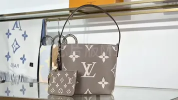 P¥1460👉nfc163C01 dynamic chip👈 [100% MB special grade original leather, all steel hardware] This All In BB handbag integrates modern design concepts into elegant silhouette and ample space. Monogram Empreinte leather craftsmanship creates a simple bucket bag structure, the iconic nameplate and metal padlock highlight the exquisite details, and the adjustable handle pays homage to the brand's trunk-making heritage. Embossed grained cow leather - Cow leather trim - Textile lining - Metal hardware - Magnetic and hook closure - Removable zippered interior pocket - A brand name - Padlock - Holds your smartphone, keys, Zippy wallet and headphones - Shoulder strap: non-detachable, adjustable! ! Model: M13045; Size: 16x18x12CM