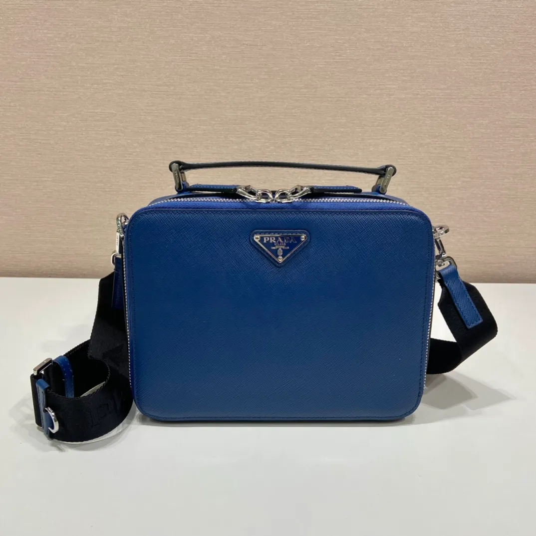 💰1640🎉Upgrade Board🎉2VH069🎉🎉 This Brique handbag is made of Saffiano leather, and its simple lines highlight a striking style. The iconic Saffiano leather material is synonymous with luxury and a status symbol of traditional Italian leather goods manufacturing craftsmanship. This handbag has an elegant design, equipped with handles and a detachable long nylon shoulder strap, which is more simple and elegant. Get it now🎉🎉 Length 22x Height 16x Bottom 6cm