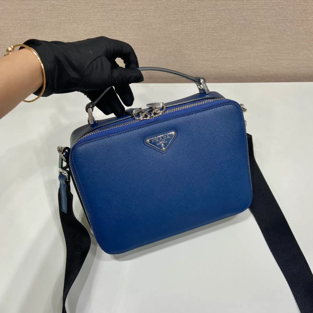 💰1640🎉Upgrade Board🎉2VH069🎉🎉 This Brique handbag is made of Saffiano leather, and its simple lines highlight a striking style. The iconic Saffiano leather material is synonymous with luxury and a status symbol of traditional Italian leather goods manufacturing craftsmanship. This handbag has an elegant design, equipped with handles and a detachable long nylon shoulder strap, which is more simple and elegant. Get it now🎉🎉 Length 22x Height 16x Bottom 6cm