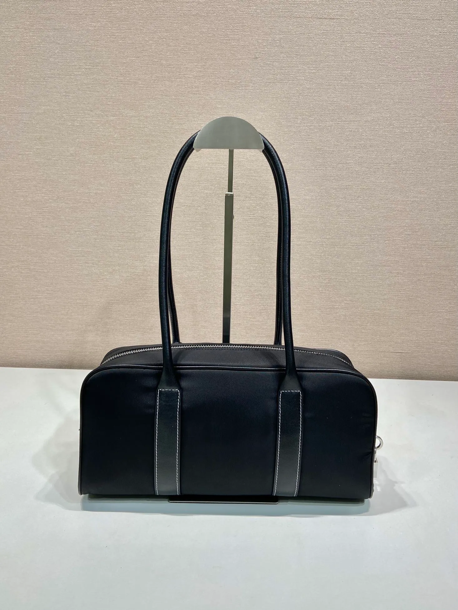💰1160🎉Second-hand Boston🎉1BG847 long handle🎉🎉 This Boston long-haired handle is super cute🎉, imported nylon fabric and calfskin, with a conspicuous triangle logo and a small lock. It adds a lot of style and sexiness, can be carried on the hand/shoulder, and feels perfect in the hand💯Soft and comfortable, it is a versatile and practical ceiling Boston in all seasons🎉🎉Hurry up and get it🎉🎉Length 32xH15.5xBottom 6cm🎉🎉🎉👏👏👏