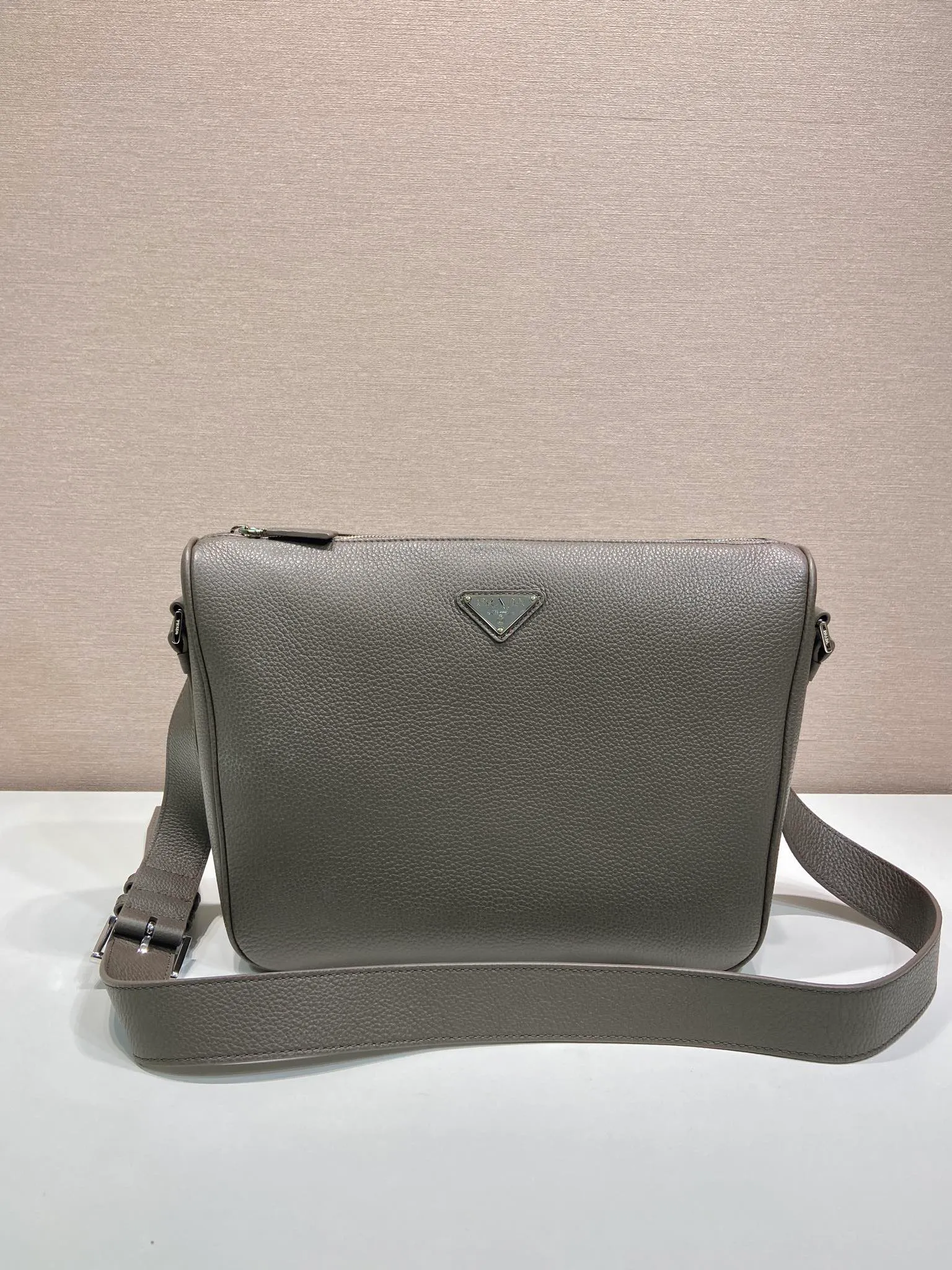 💰1700🎉New messenger bag🎉2VH182 leather shoulder strap🎉🎉 This practical and modern leather handbag is made of soft leather to create an elegant silhouette and a natural texture. Designed with stylish and refined details, it features the signature enameled triangle metal logo. Adjustable leather shoulder strap with buckle buckle. Zipper opening and closing, the upper body effect is very fashionable and spacious, handsome guys, hurry up and get it🎉🎉 Length 30x Height 24x Bottom 13cm🎉🎉🎉💰💰💰