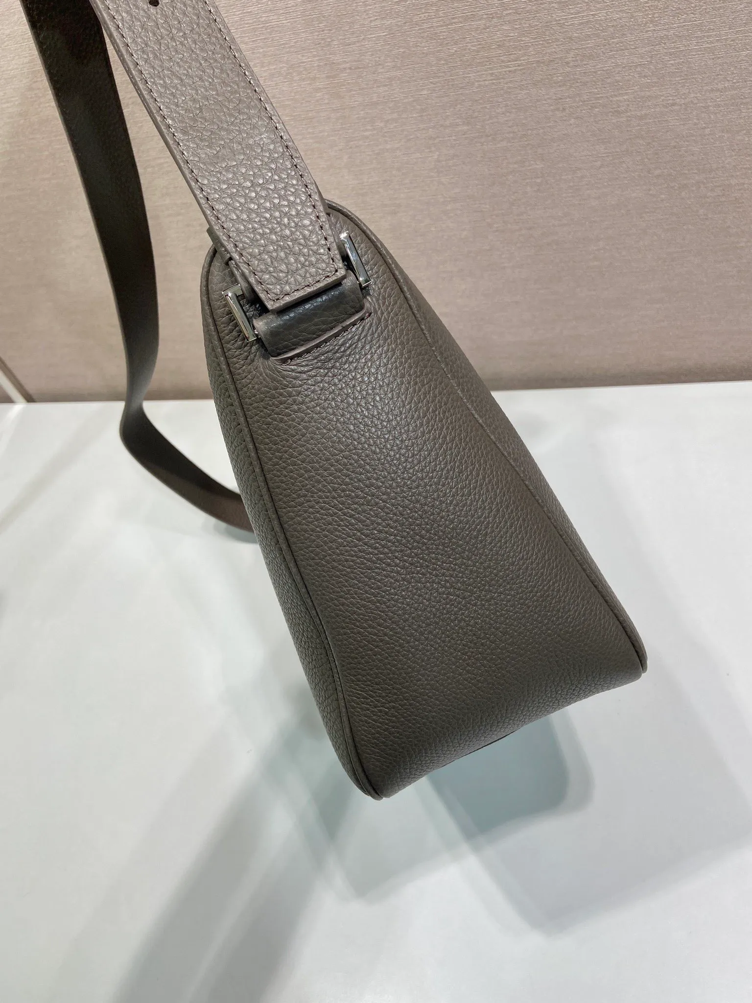 💰1700🎉New messenger bag🎉2VH182 leather shoulder strap🎉🎉 This practical and modern leather handbag is made of soft leather to create an elegant silhouette and a natural texture. Designed with stylish and refined details, it features the signature enameled triangle metal logo. Adjustable leather shoulder strap with buckle buckle. Zipper opening and closing, the upper body effect is very fashionable and spacious, handsome guys, hurry up and get it🎉🎉 Length 30x Height 24x Bottom 13cm🎉🎉🎉💰💰💰