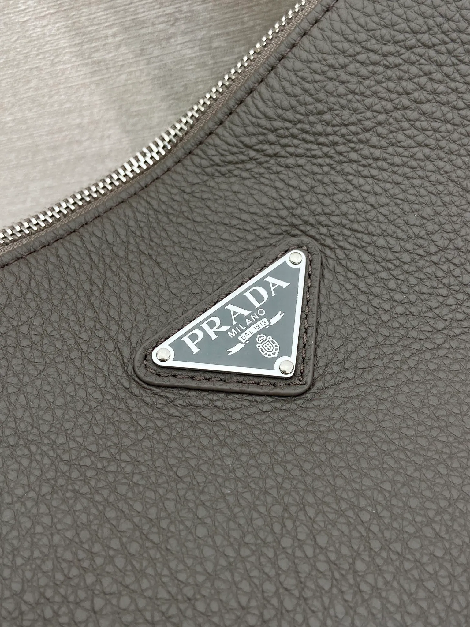 💰1700🎉New messenger bag🎉2VH182 leather shoulder strap🎉🎉 This practical and modern leather handbag is made of soft leather to create an elegant silhouette and a natural texture. Designed with stylish and refined details, it features the signature enameled triangle metal logo. Adjustable leather shoulder strap with buckle buckle. Zipper opening and closing, the upper body effect is very fashionable and spacious, handsome guys, hurry up and get it🎉🎉 Length 30x Height 24x Bottom 13cm🎉🎉🎉💰💰💰