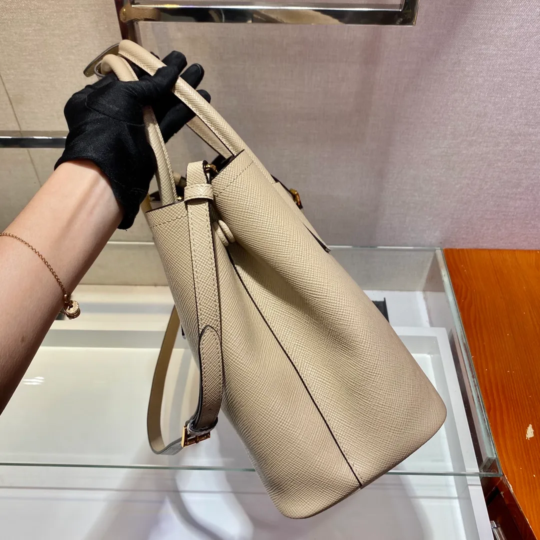💰2040, P’s classic model 1BG775, new colors have arrived [color][color][color], fully upgraded, using imported thick cross-grain cow + contrasting calf leather inside, top brushed hardware, color matching handle, 175 OEM code, a timeless shopping bag [naughty][naughty][naughty], fashionable and generous, length 33x height 24.5x bottom 14cm