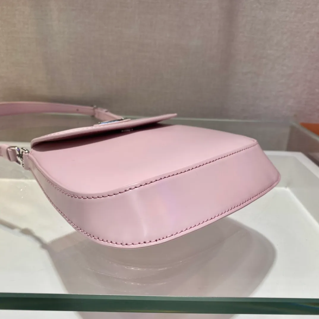 💰1120🎉mini🎉1BH188🎉🎉 Cleo series handbags reinterpret the brand’s iconic archive design and witness the fusion of classicism and futurism. This curved mini shoulder bag has simple and stylish lines, and the unique slanted bottom and sides give the bag a refined style. The handle is equipped with an extension strap, which can be carried by hand or worn cross-body. Lightweight and fashionable🎉🎉, get it now🎉🎉 Length 17x Height 14.5x Bottom 7cm